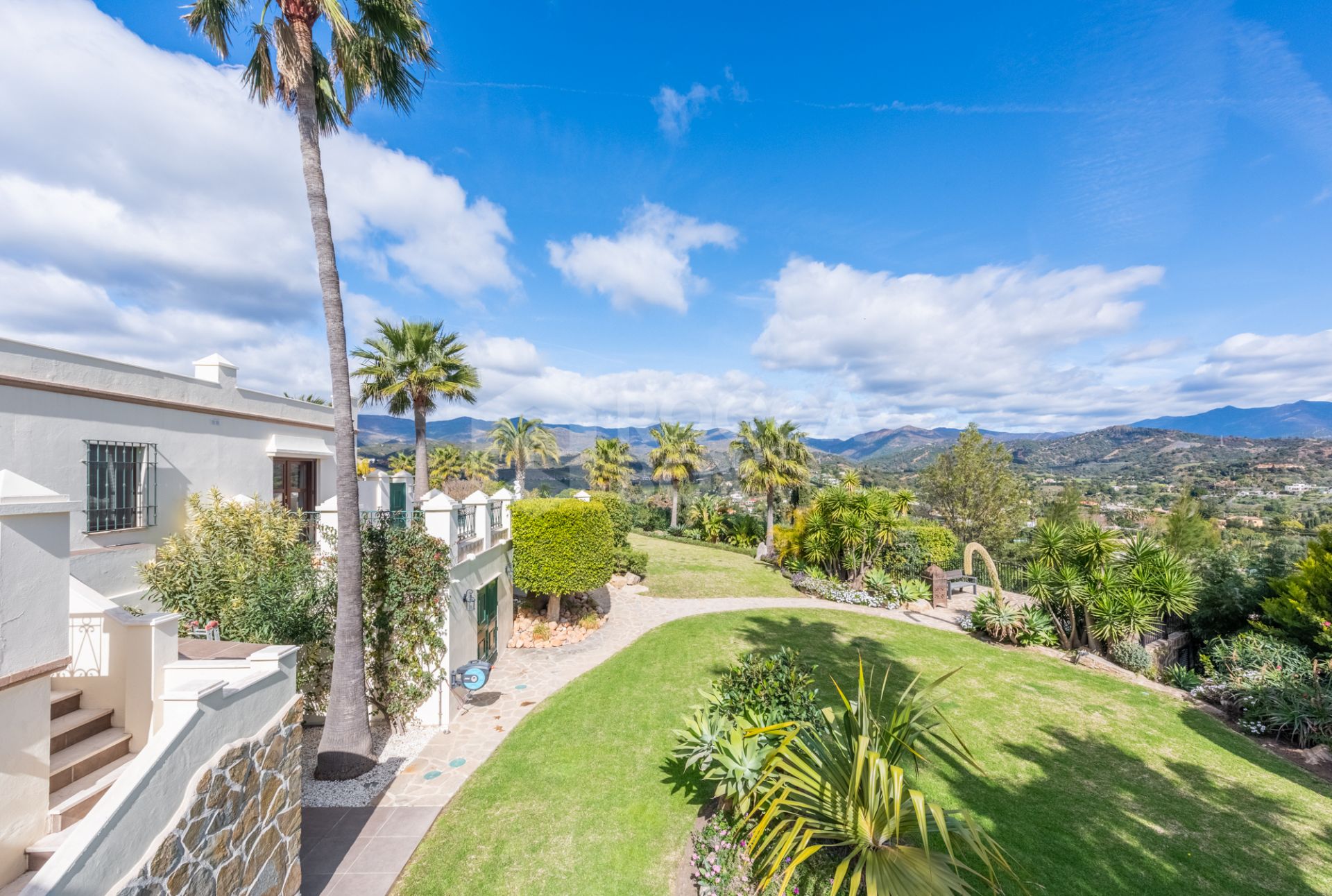 Amazing and unique hilltop estate only 3 minutes drive from Laguna beach close to Estepona center!