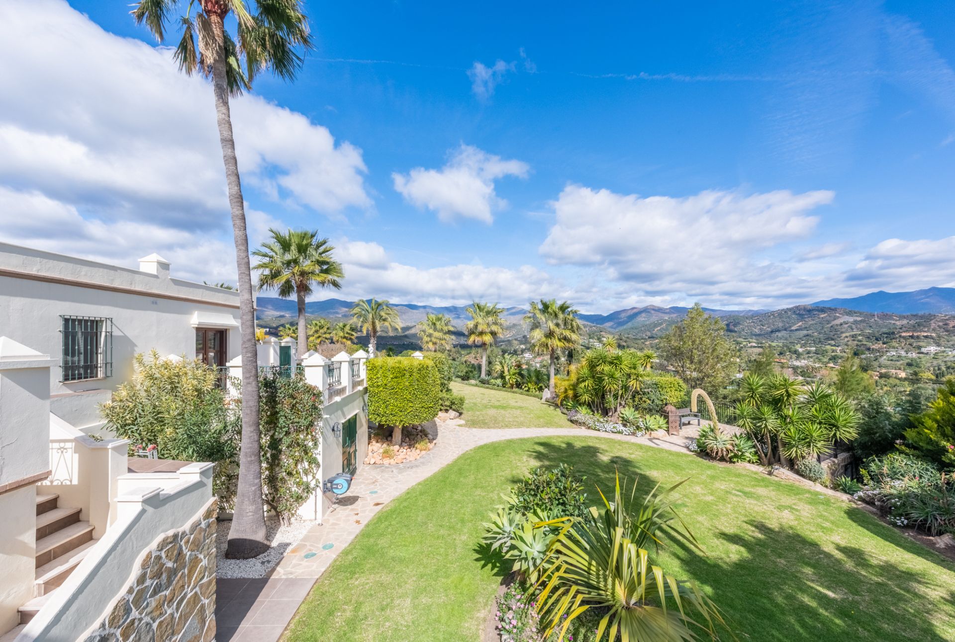 Villa in New Golden Mile, Estepona