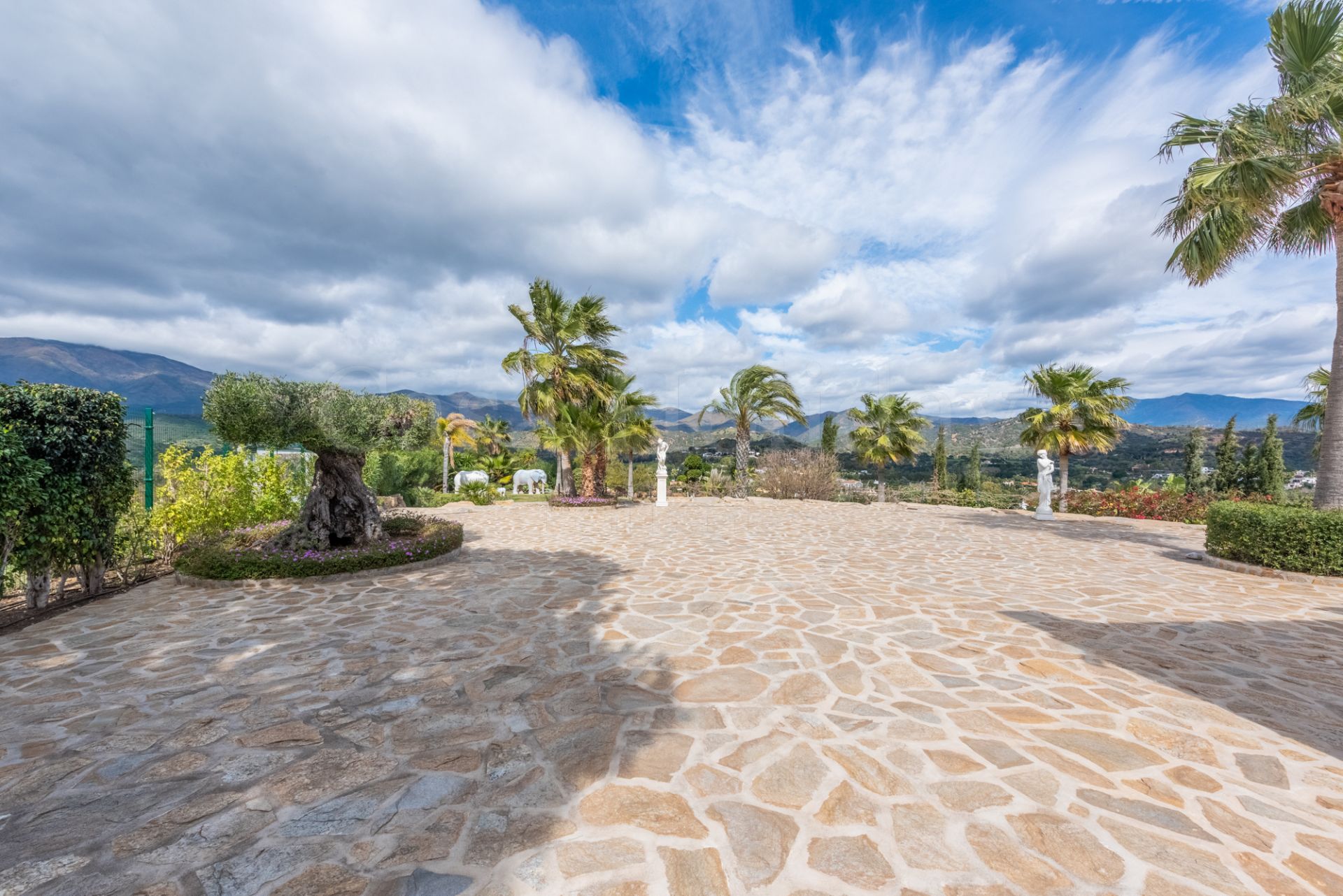 Villa in New Golden Mile, Estepona