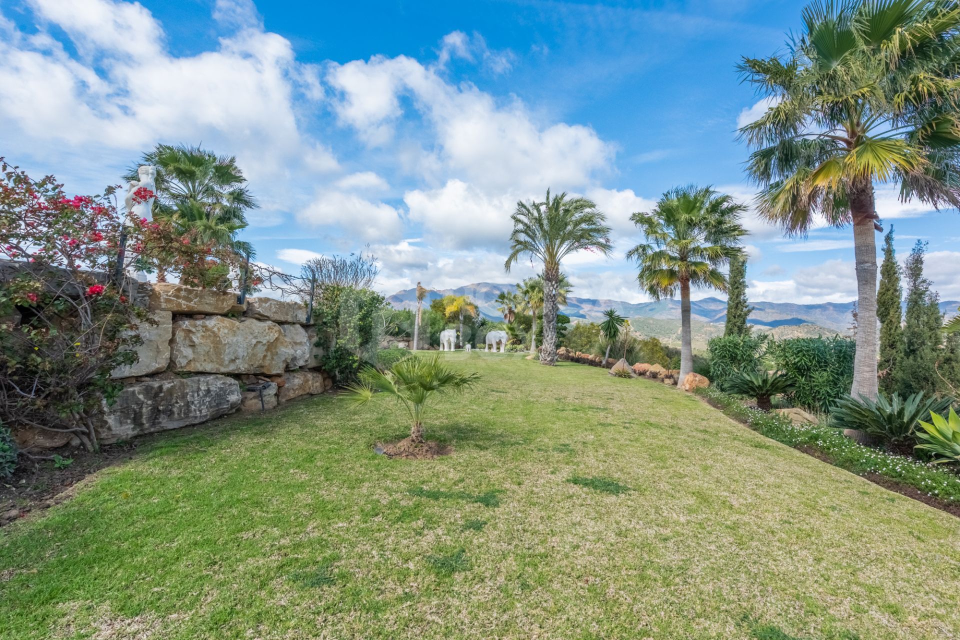 Amazing and unique hilltop estate only 3 minutes drive from Laguna beach close to Estepona center!