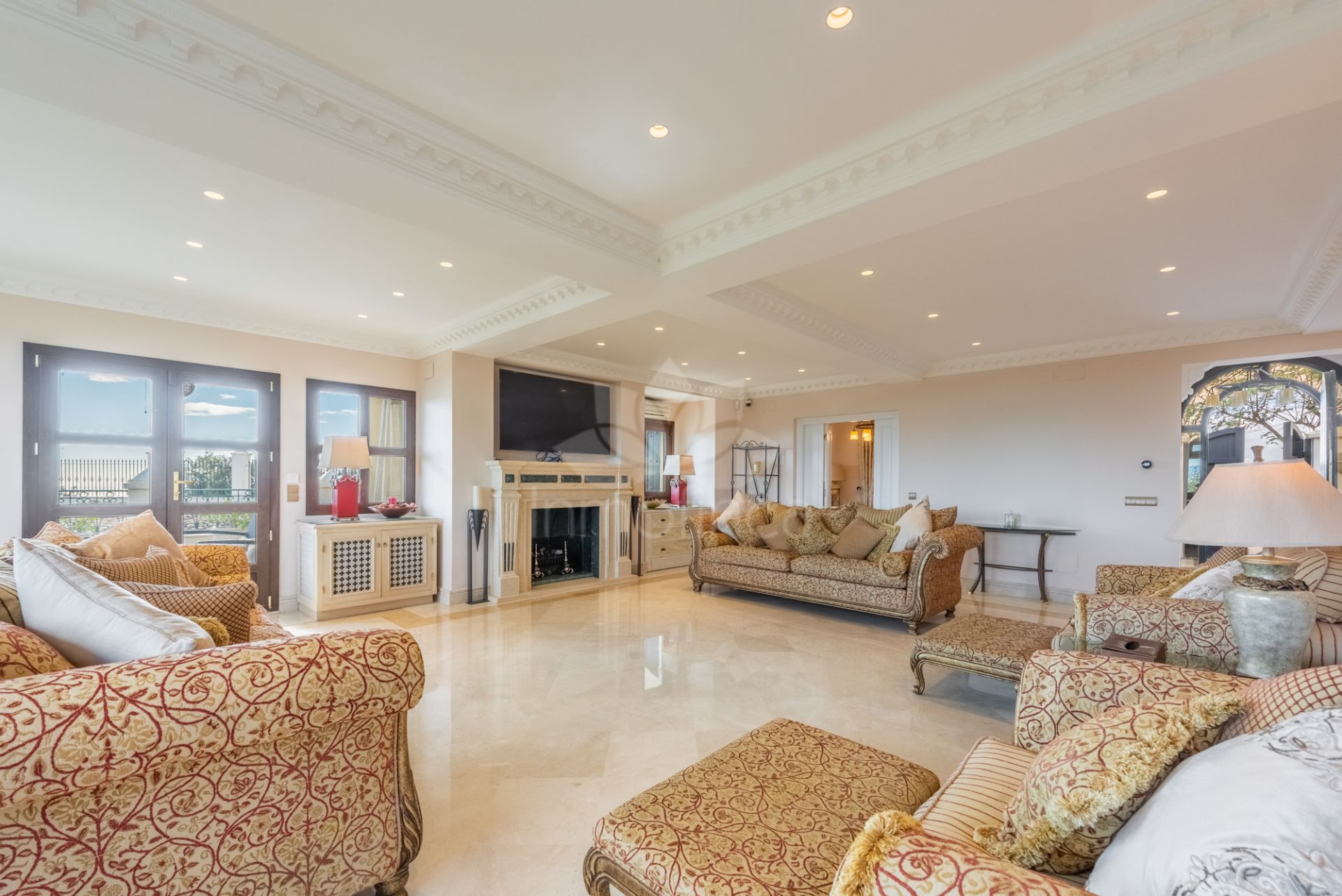 Villa in New Golden Mile, Estepona