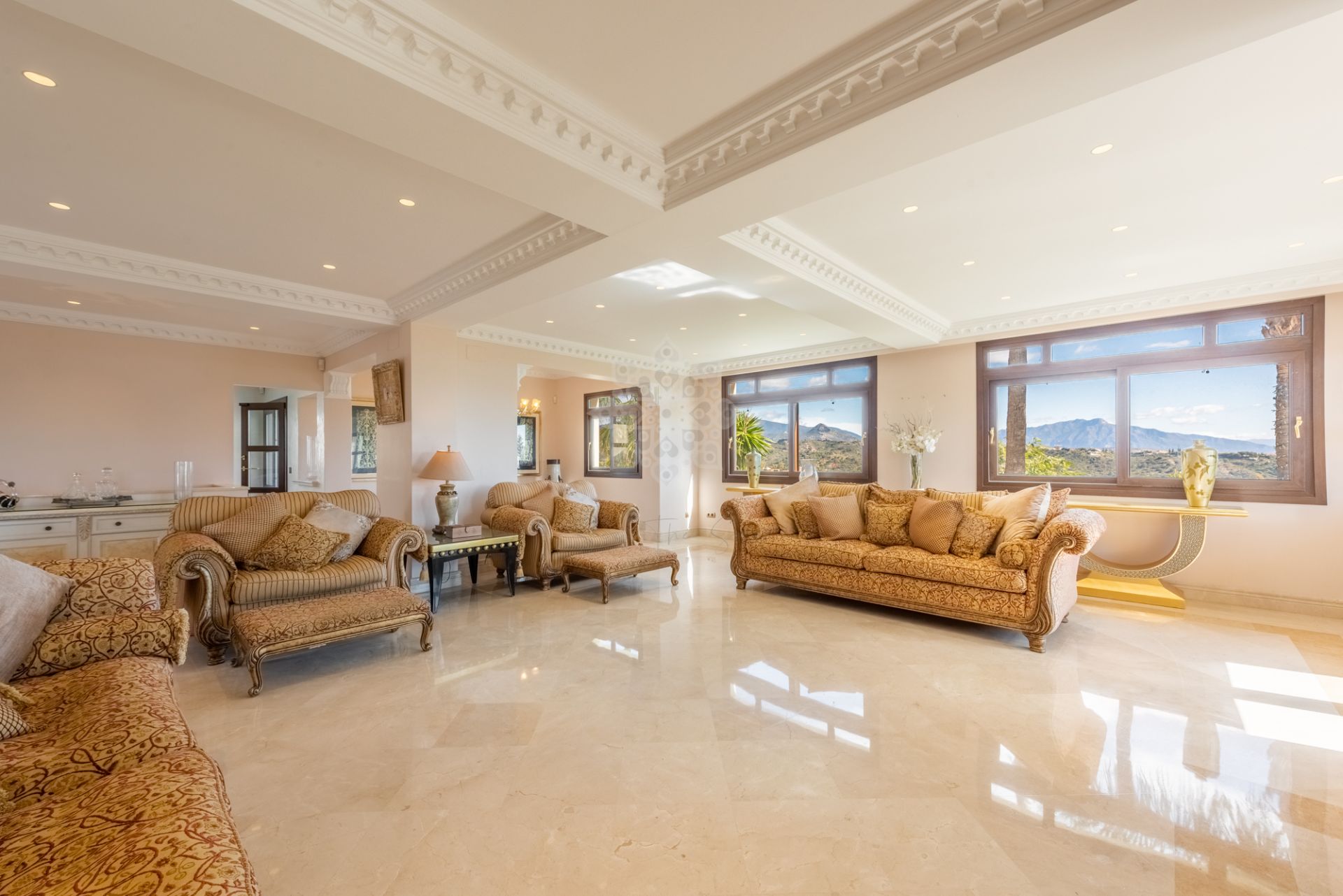 Villa in New Golden Mile, Estepona