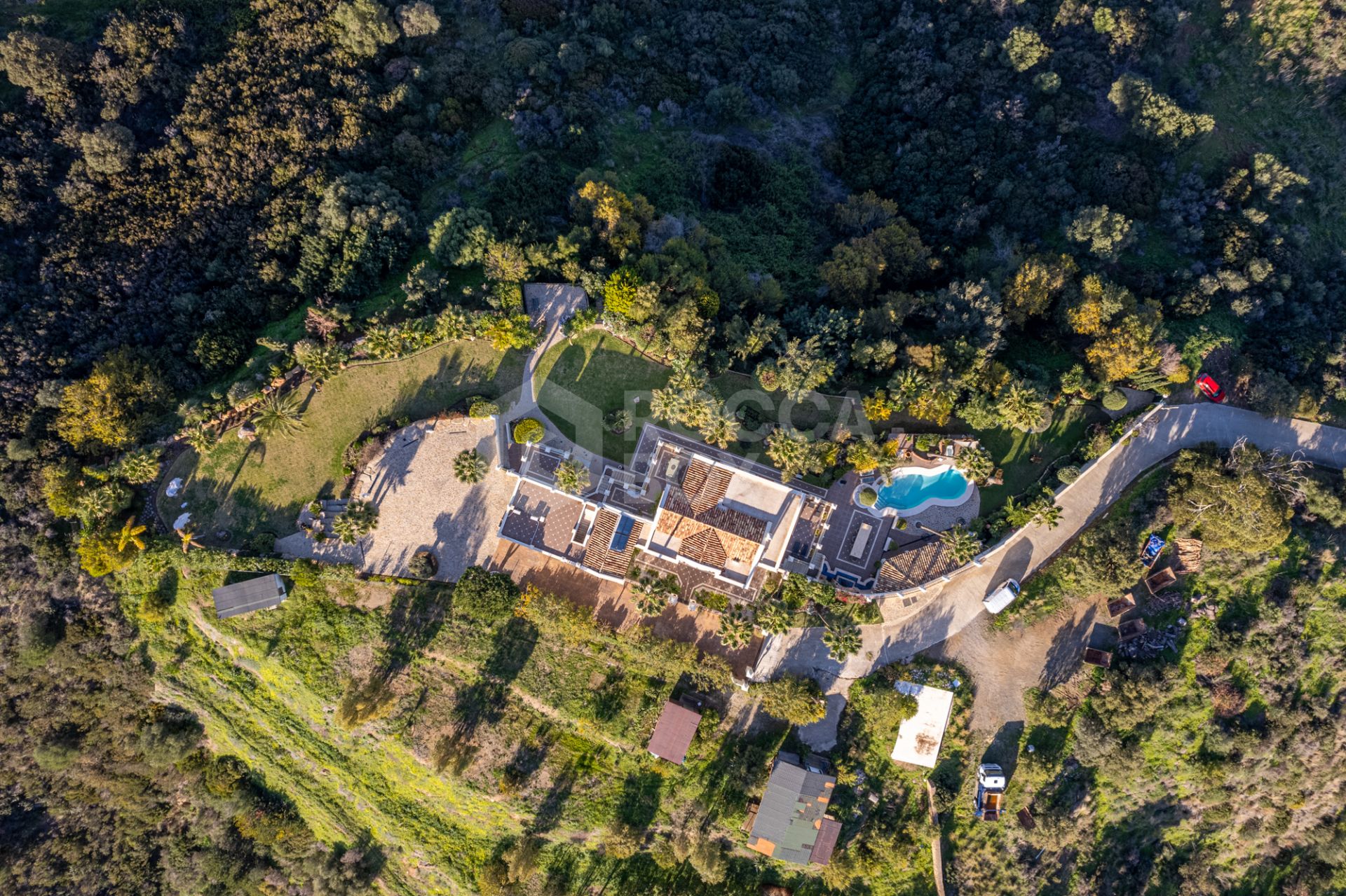 Amazing and unique hilltop estate only 3 minutes drive from Laguna beach close to Estepona center!