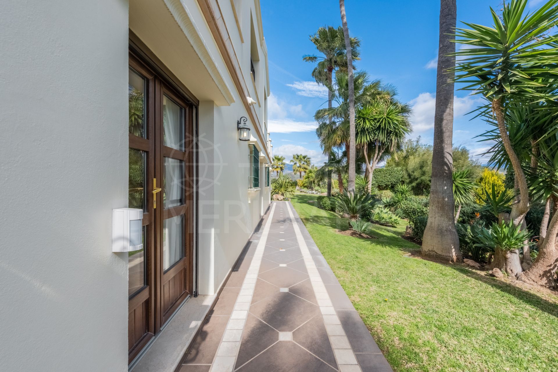 Villa in New Golden Mile, Estepona