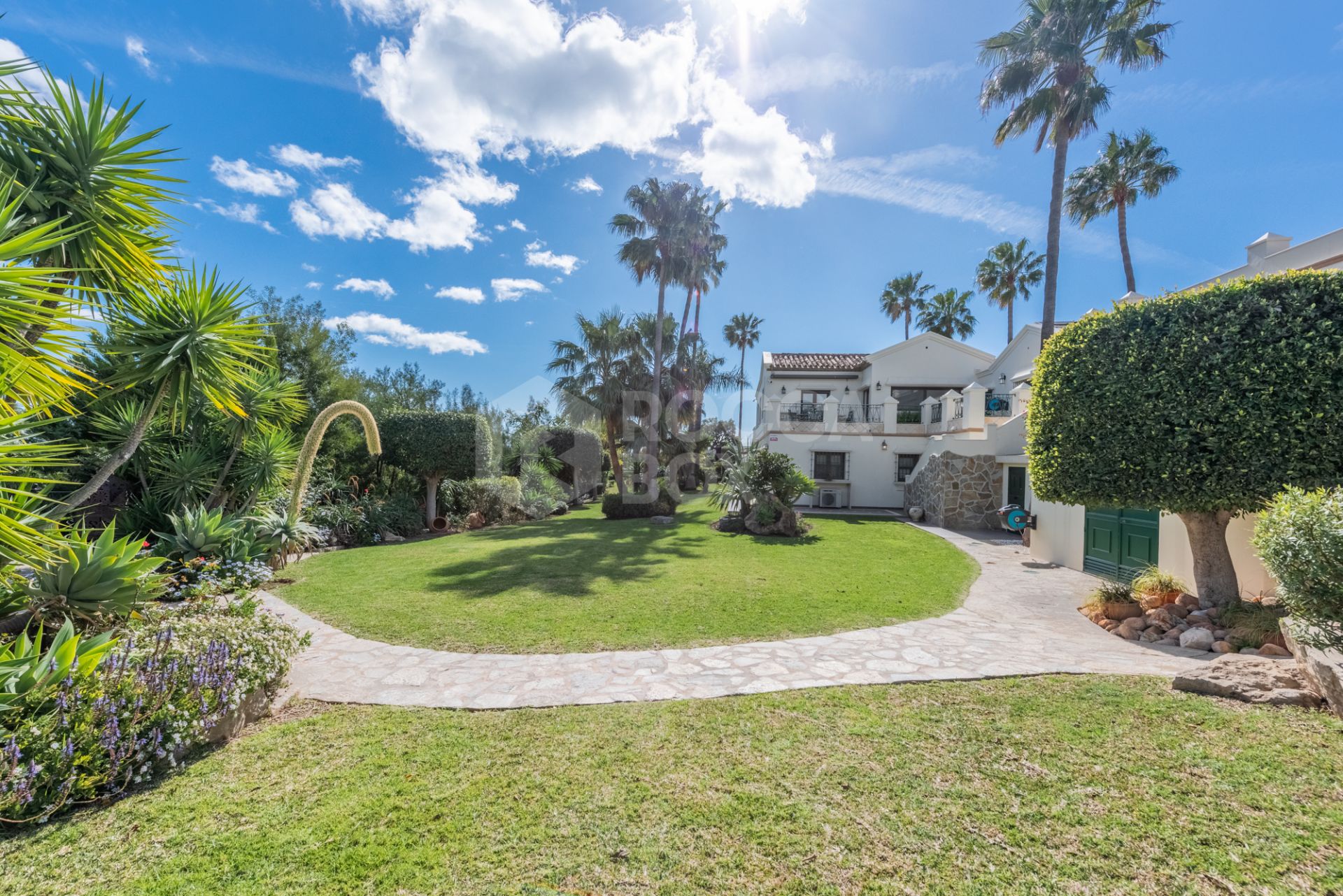 Amazing and unique hilltop estate only 3 minutes drive from Laguna beach close to Estepona center!