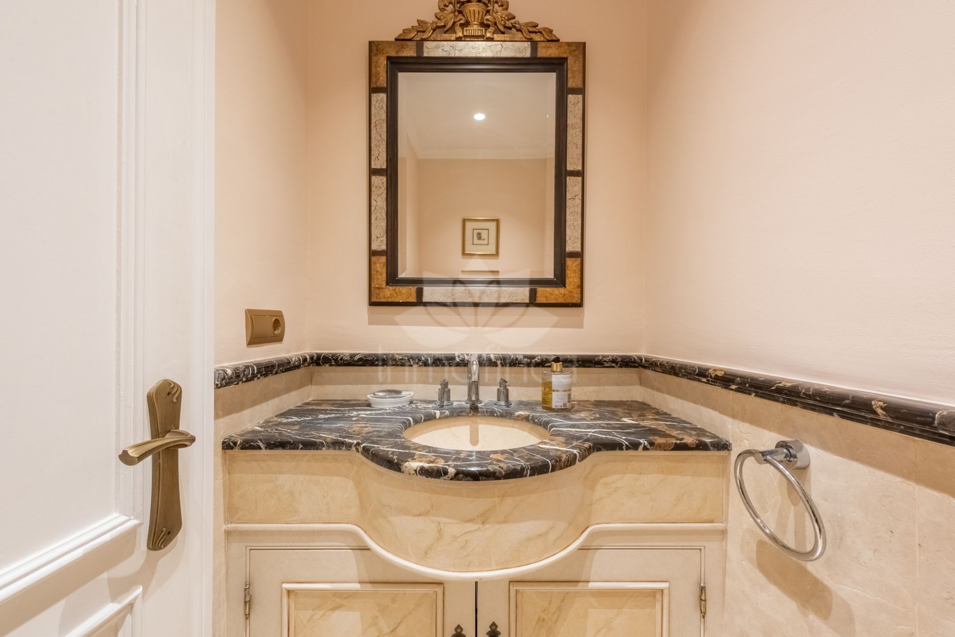 Villa in New Golden Mile, Estepona