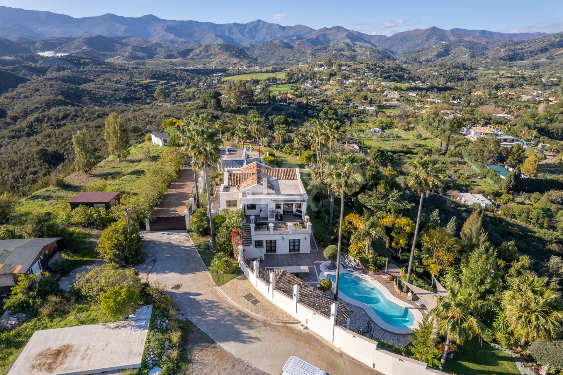 Amazing and unique hilltop estate only 3 minutes drive from Laguna beach close to Estepona center!