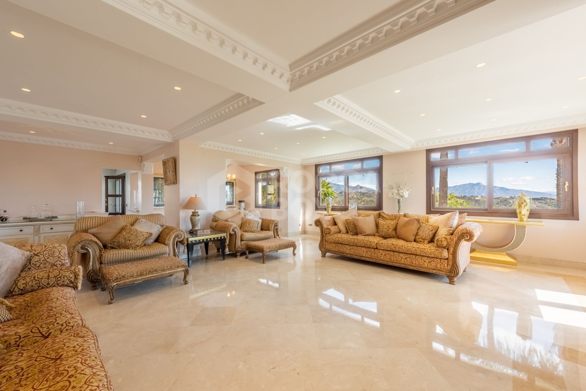 Amazing and unique hilltop estate only 3 minutes drive from Laguna beach close to Estepona center!