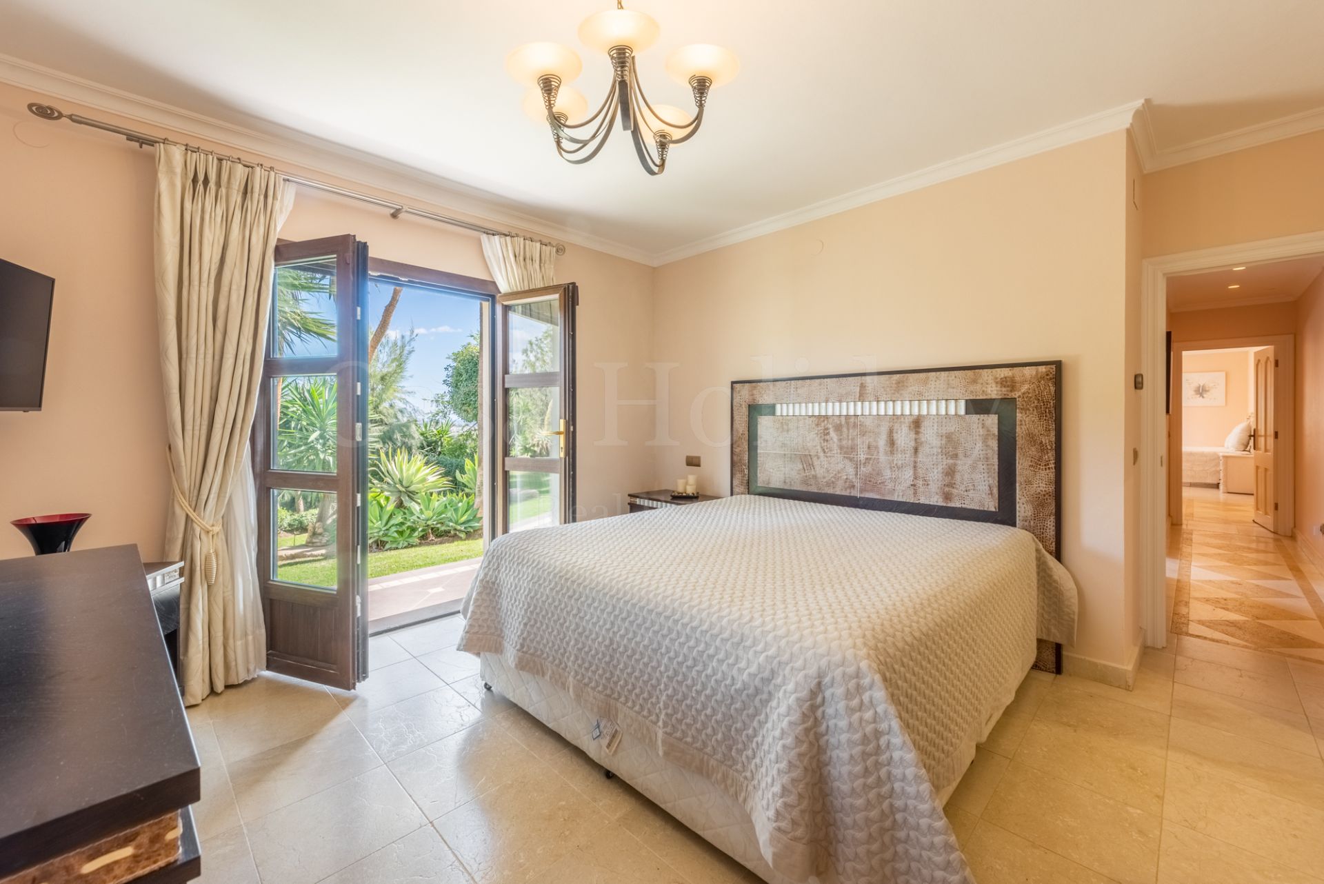 Villa in New Golden Mile, Estepona