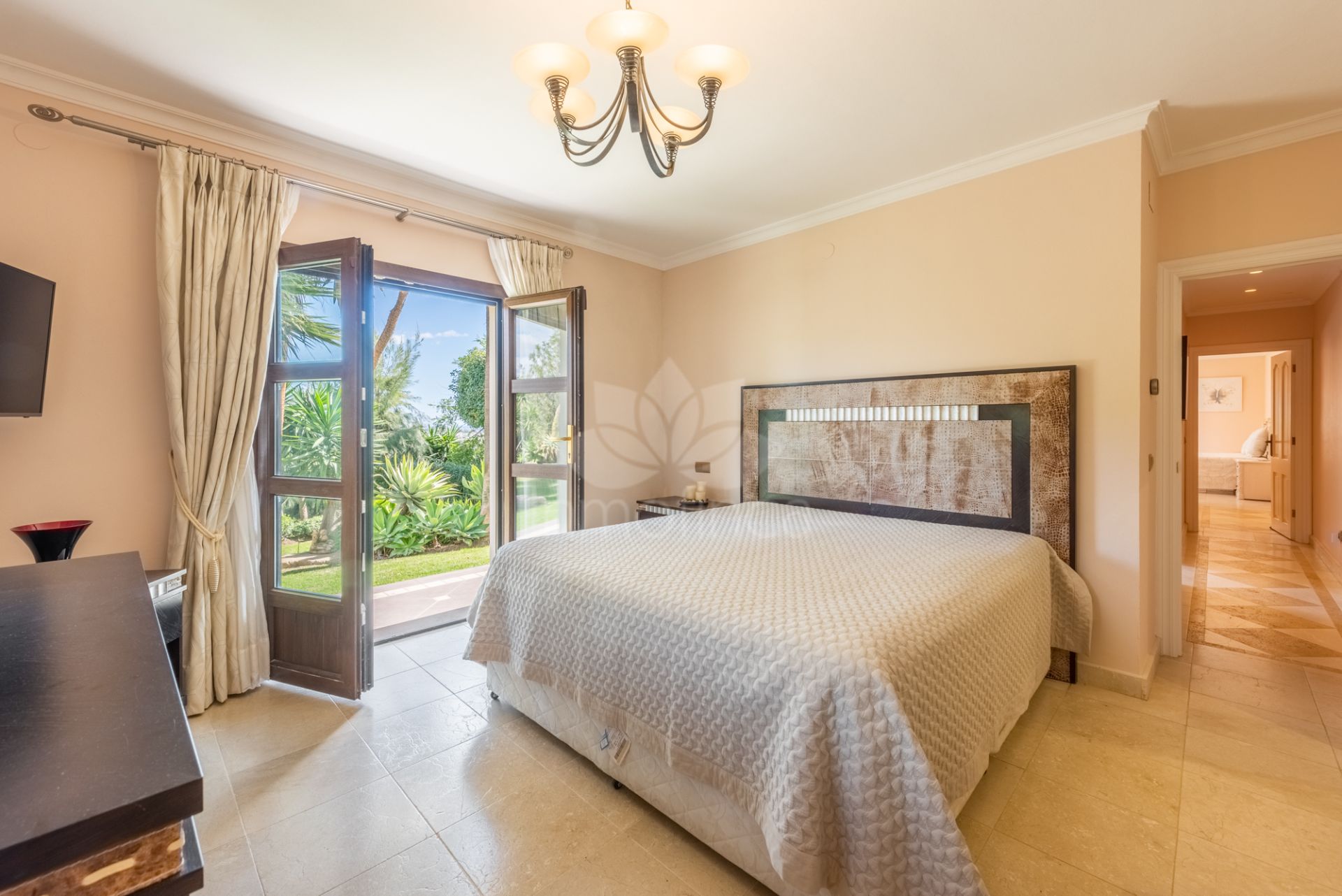 Villa in New Golden Mile, Estepona