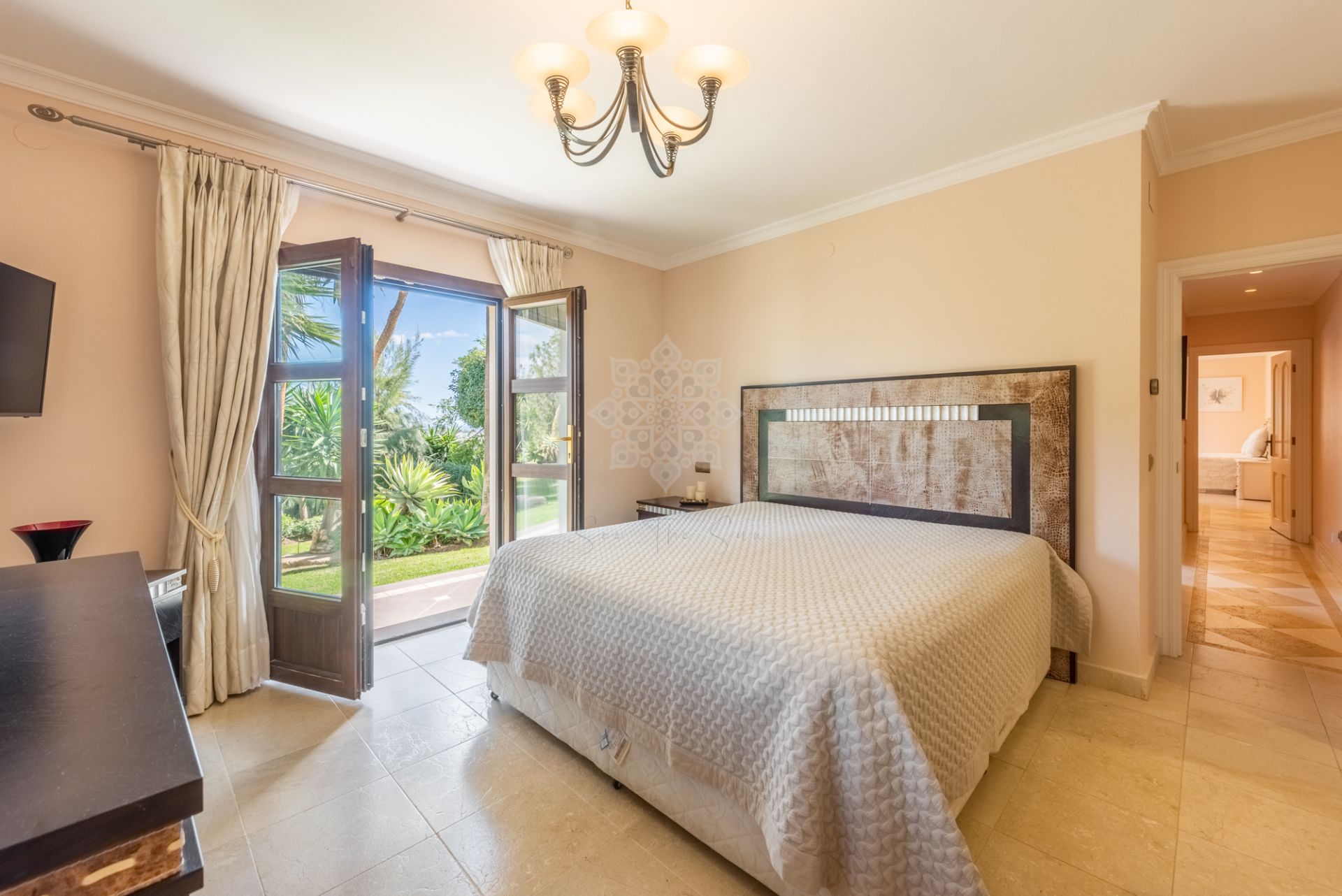 Villa in New Golden Mile, Estepona