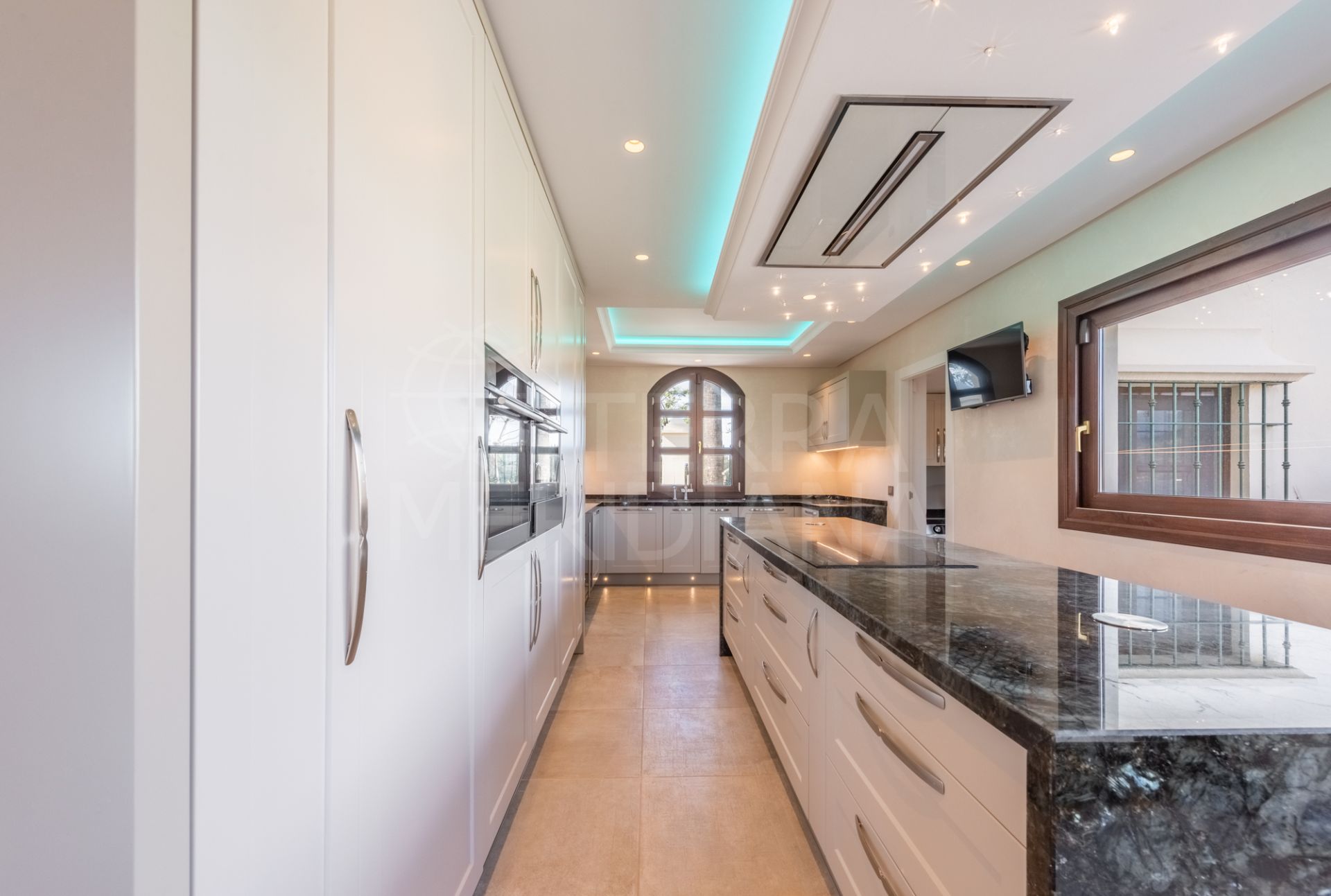 Villa in New Golden Mile, Estepona