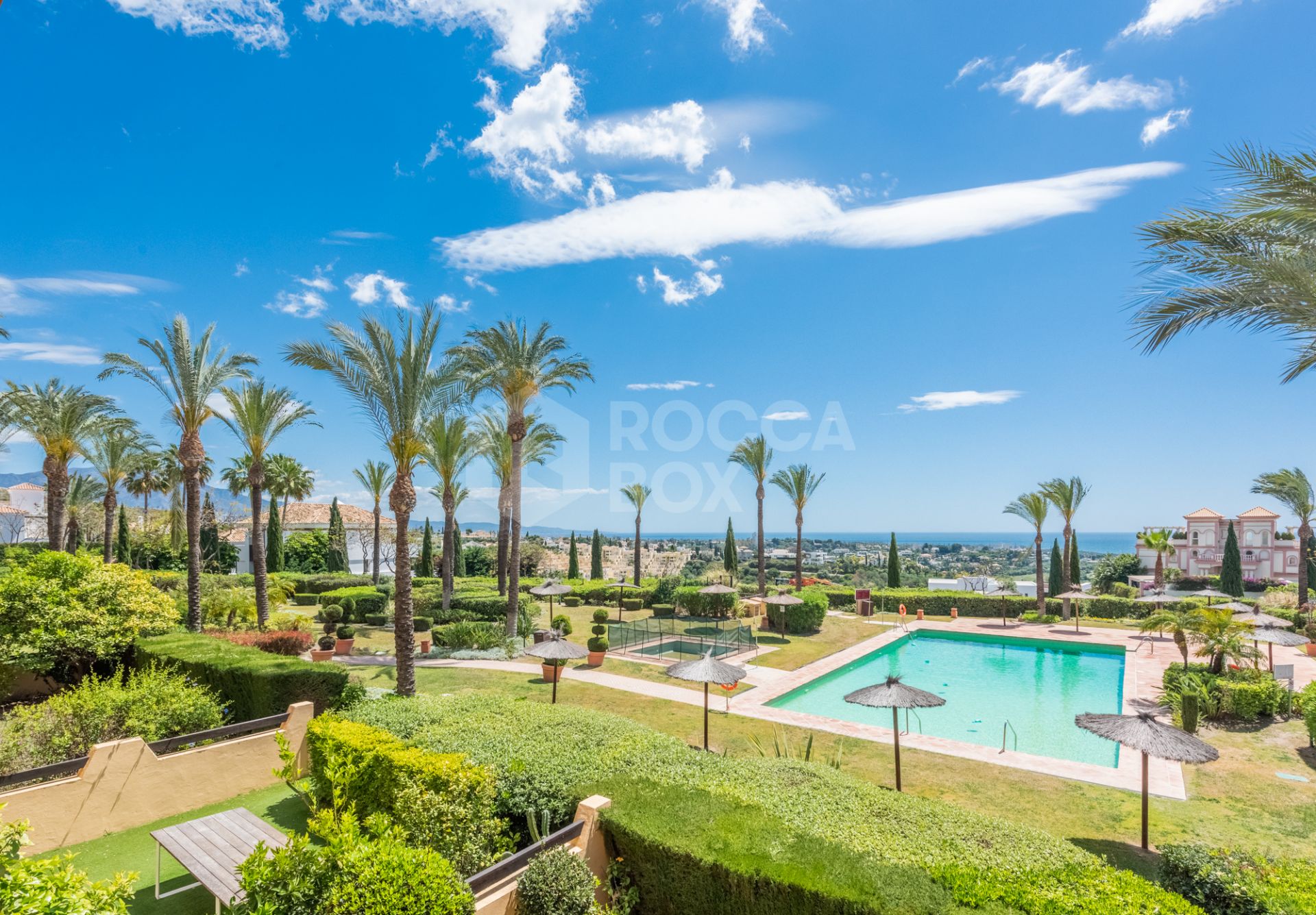 Wonderful apartment in Four Seasons, Los Flamingos Golf, overlooking the main pool and with panoramic views to the sea!