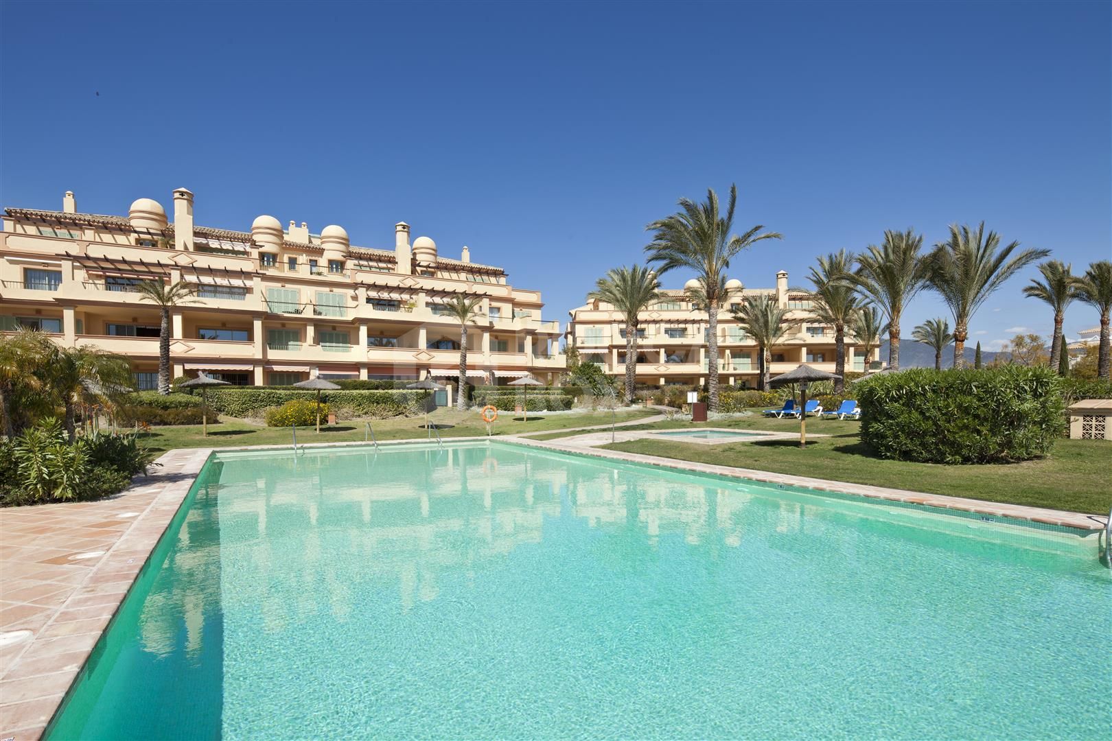 Wonderful apartment in Four Seasons, Los Flamingos Golf, overlooking the main pool and with panoramic views to the sea!