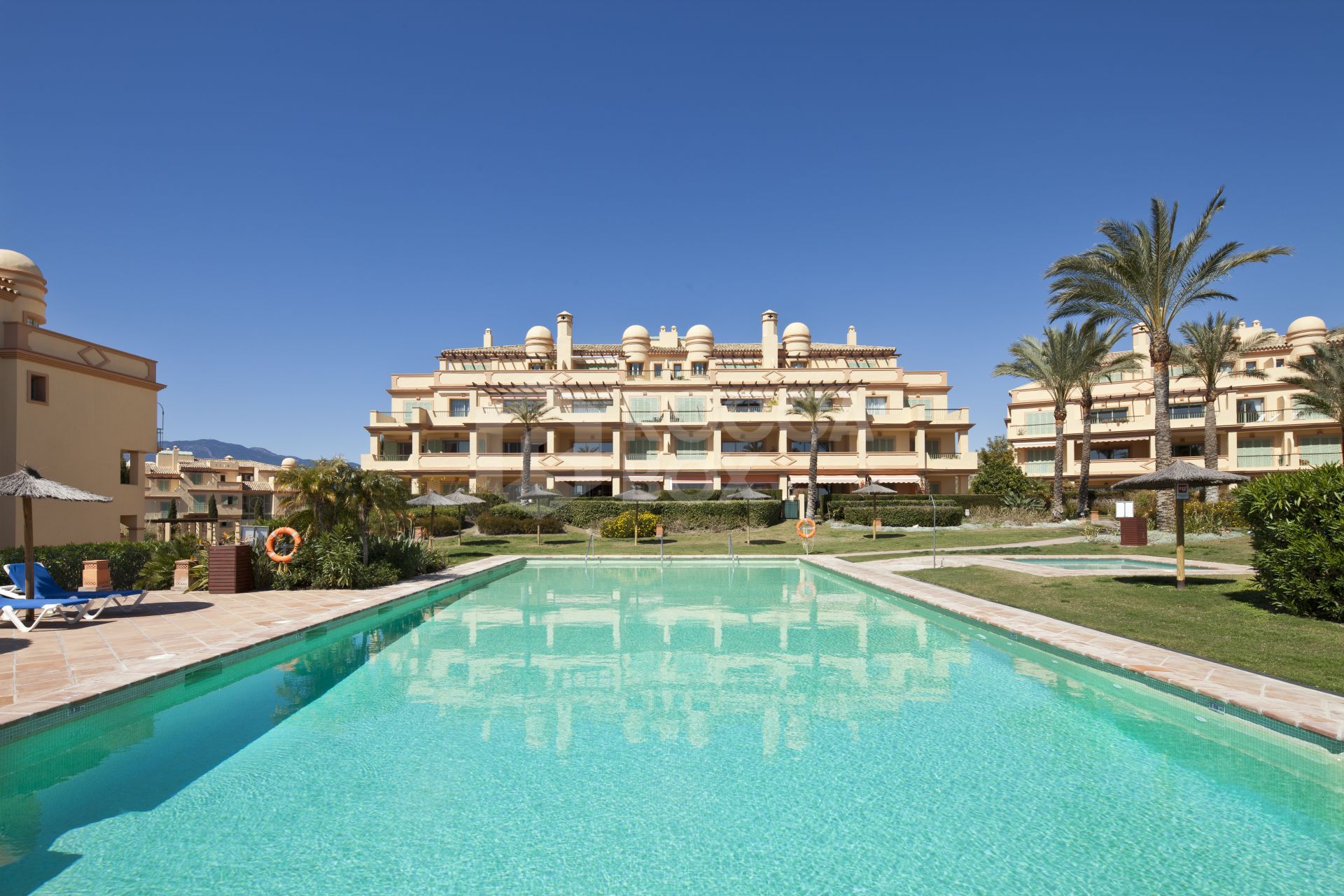 Wonderful apartment in Four Seasons, Los Flamingos Golf, overlooking the main pool and with panoramic views to the sea!