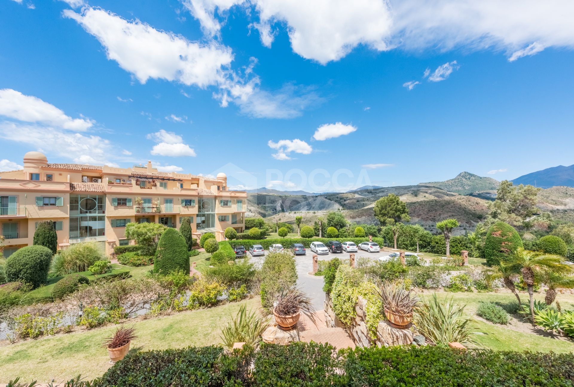 Wonderful apartment in Four Seasons, Los Flamingos Golf, overlooking the main pool and with panoramic views to the sea!