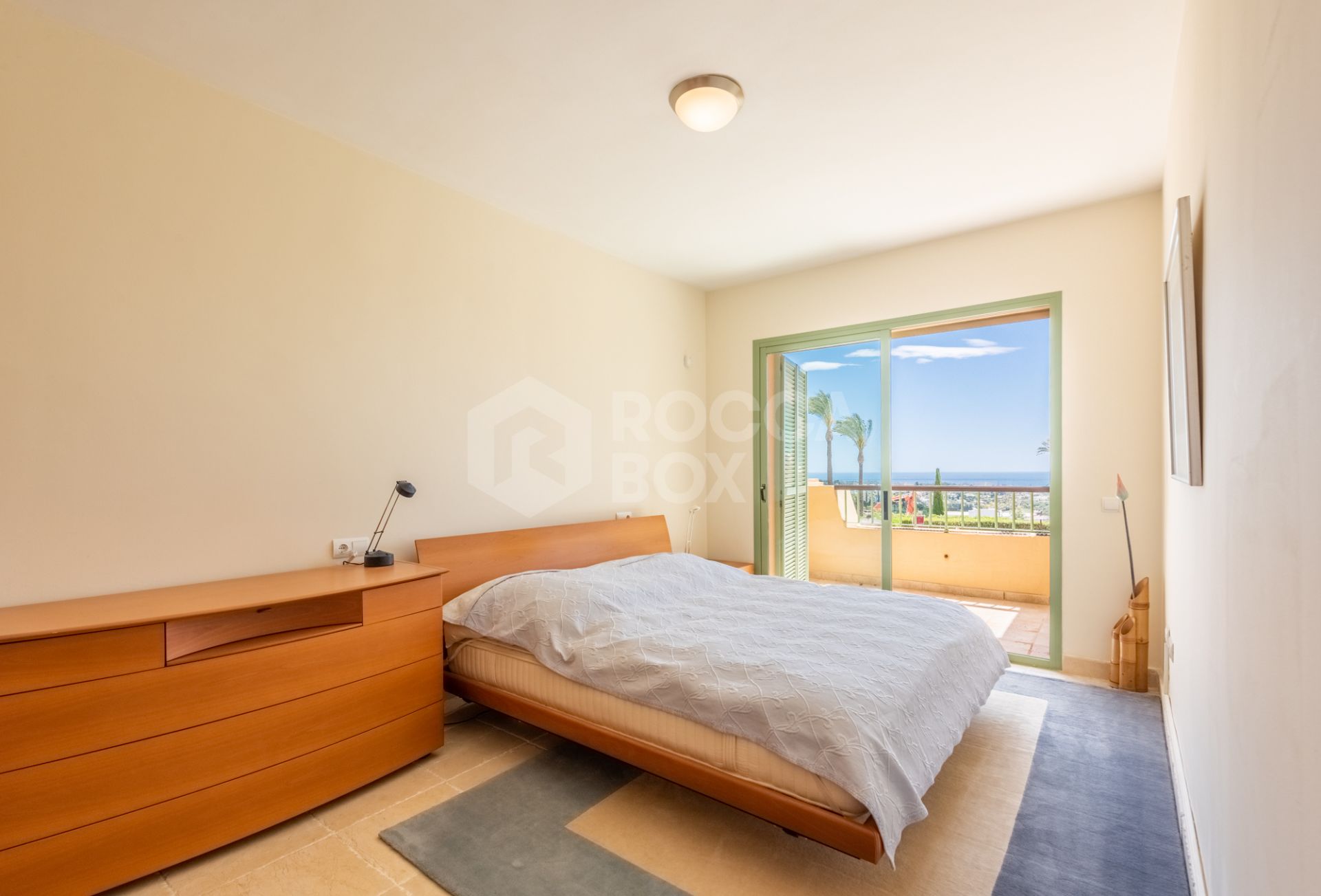 Wonderful apartment in Four Seasons, Los Flamingos Golf, overlooking the main pool and with panoramic views to the sea!