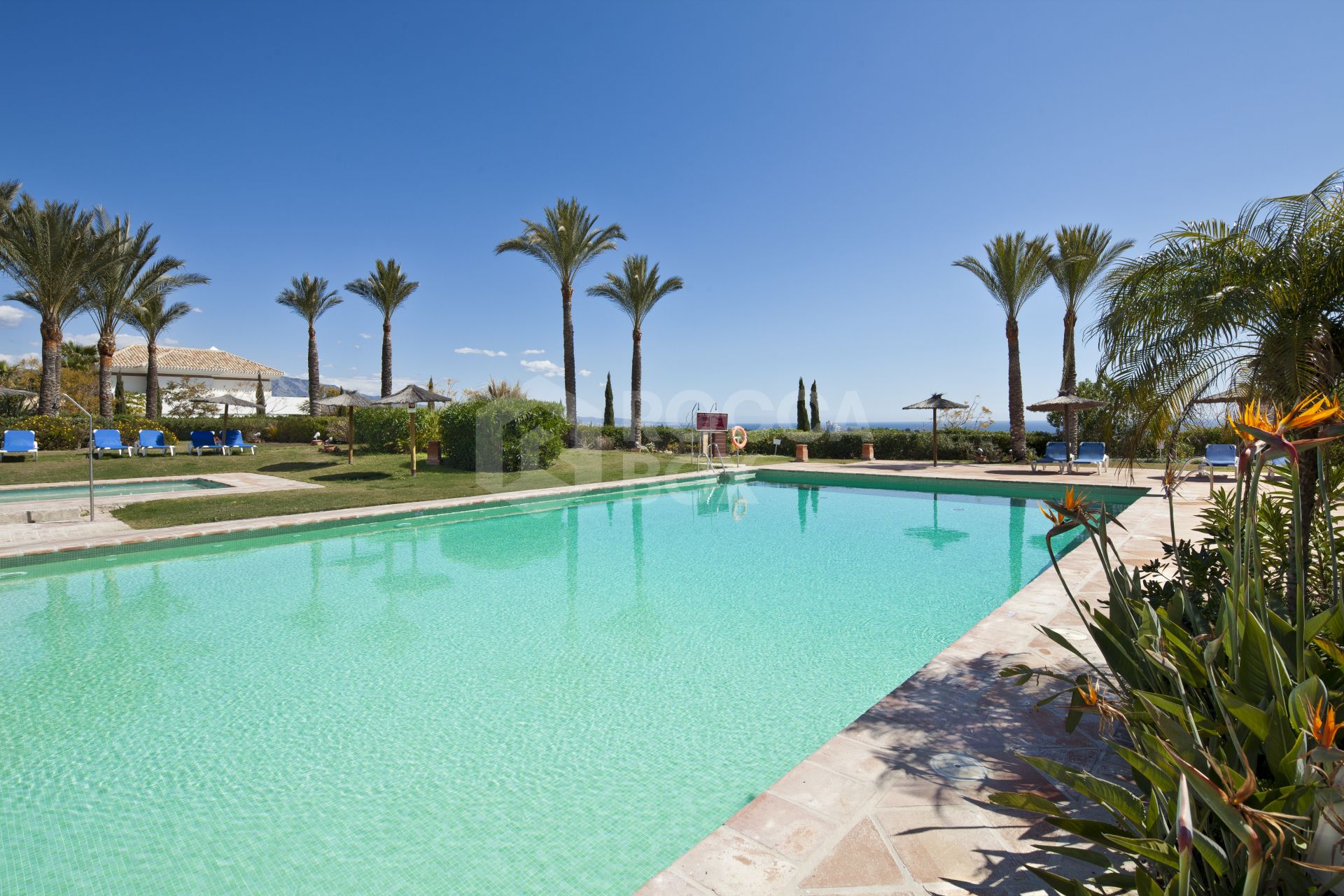 Wonderful apartment in Four Seasons, Los Flamingos Golf, overlooking the main pool and with panoramic views to the sea!