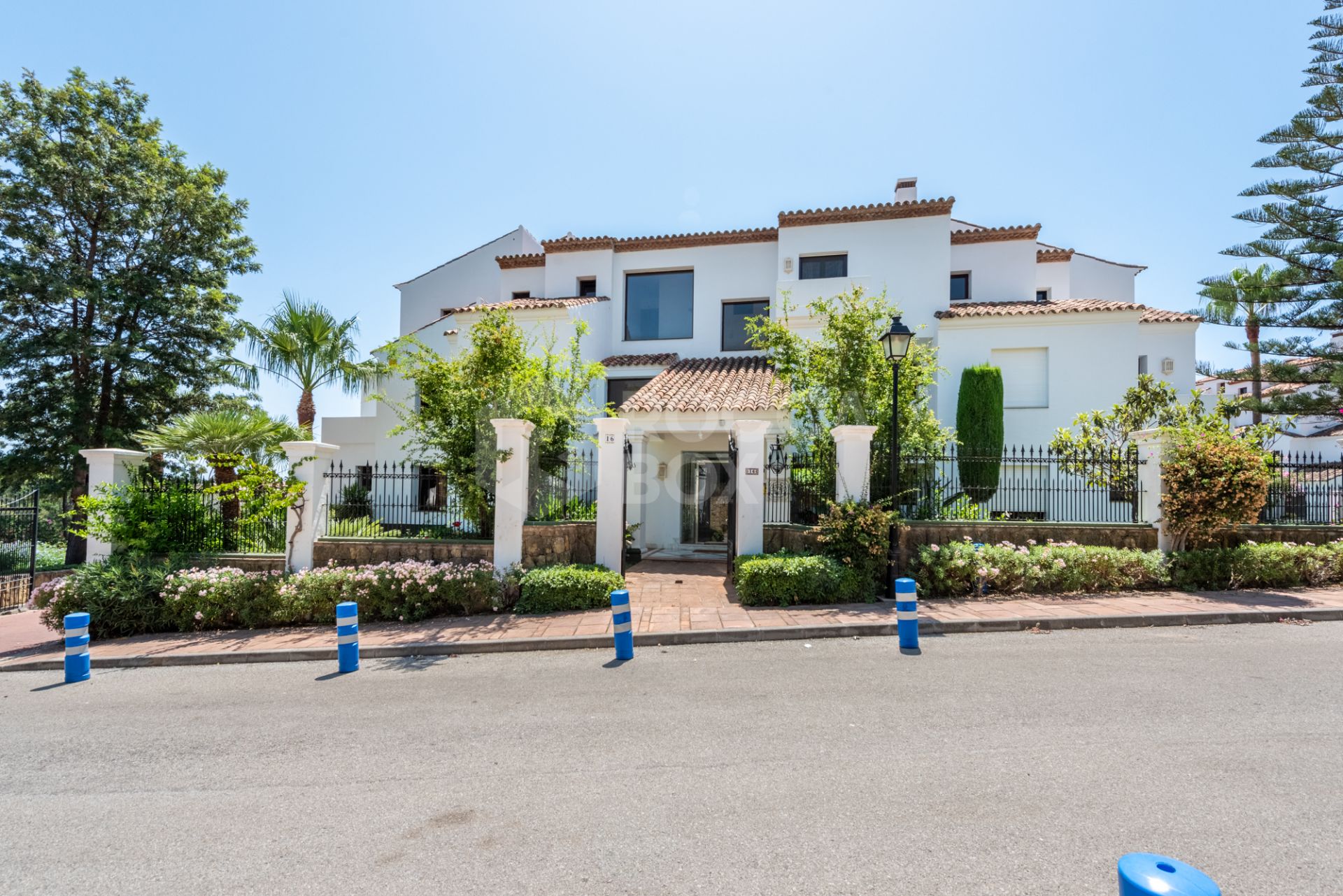 Amazing penthouse above Marbella town; ideal for cooking, winetasting and entertaining!