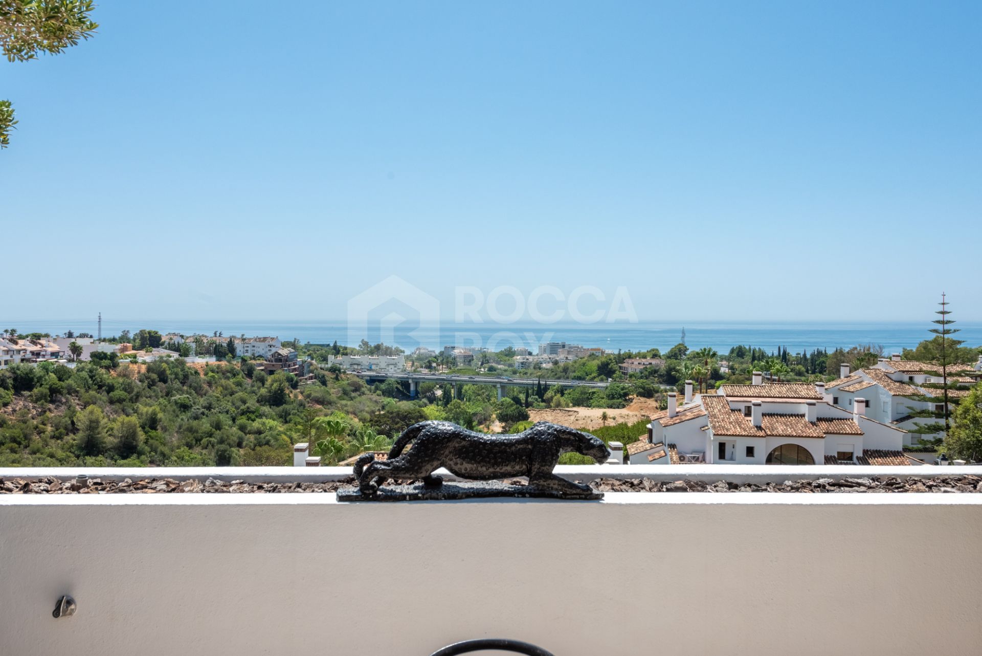 Amazing penthouse above Marbella town; ideal for cooking, winetasting and entertaining!