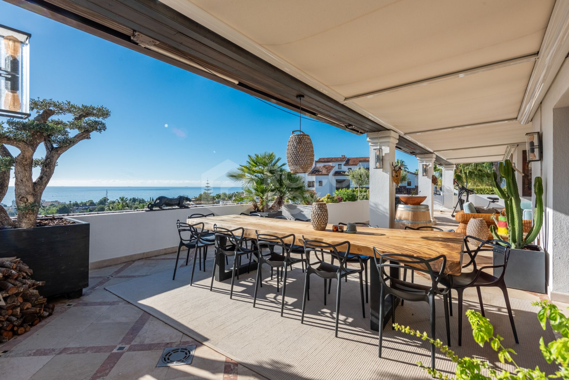 Amazing penthouse above Marbella town; ideal for cooking, winetasting and entertaining!