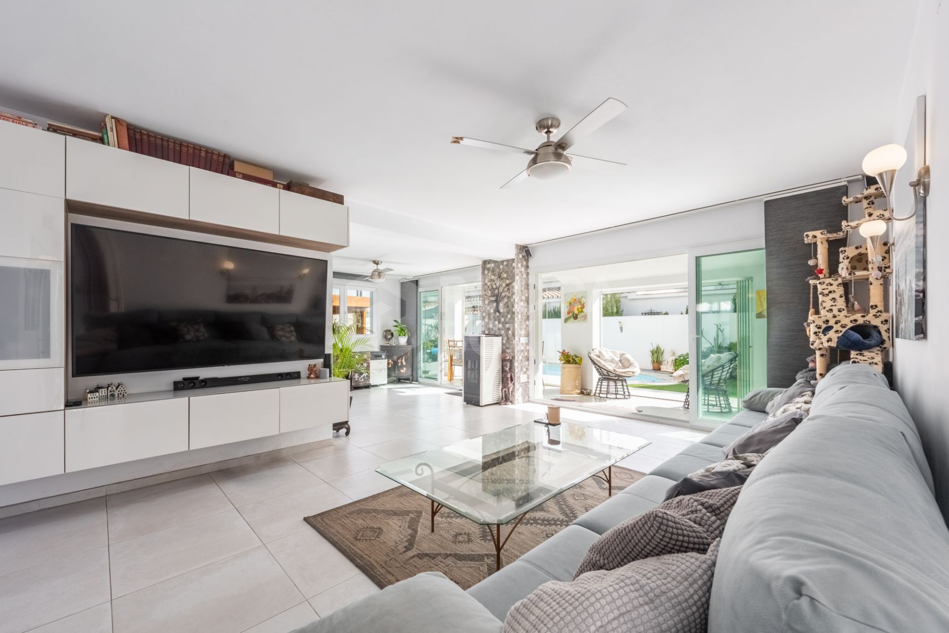 Modern Beachside Villa with Sea Views – New Golden Mile, Estepona