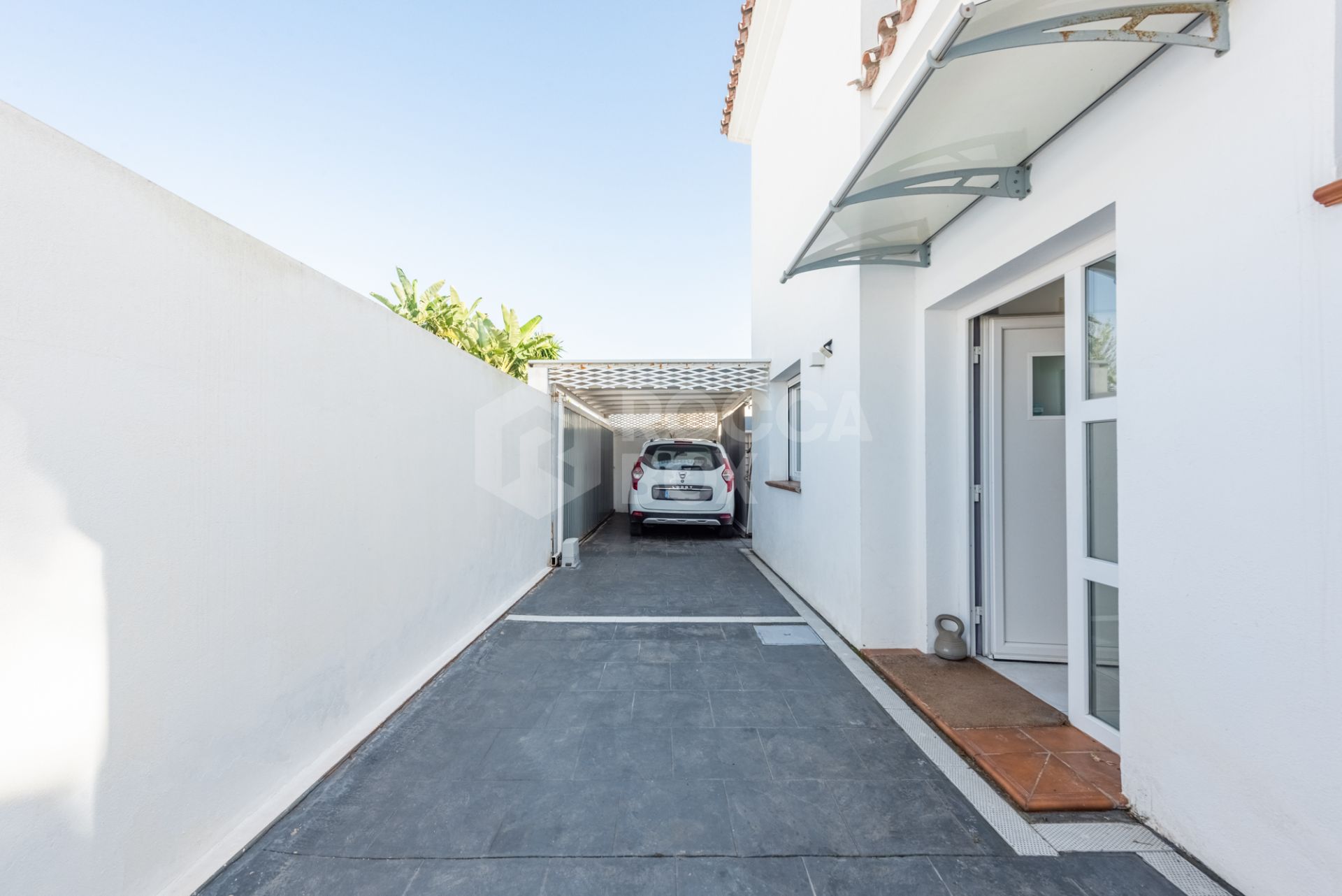 Modern Beachside Villa with Sea Views – New Golden Mile, Estepona