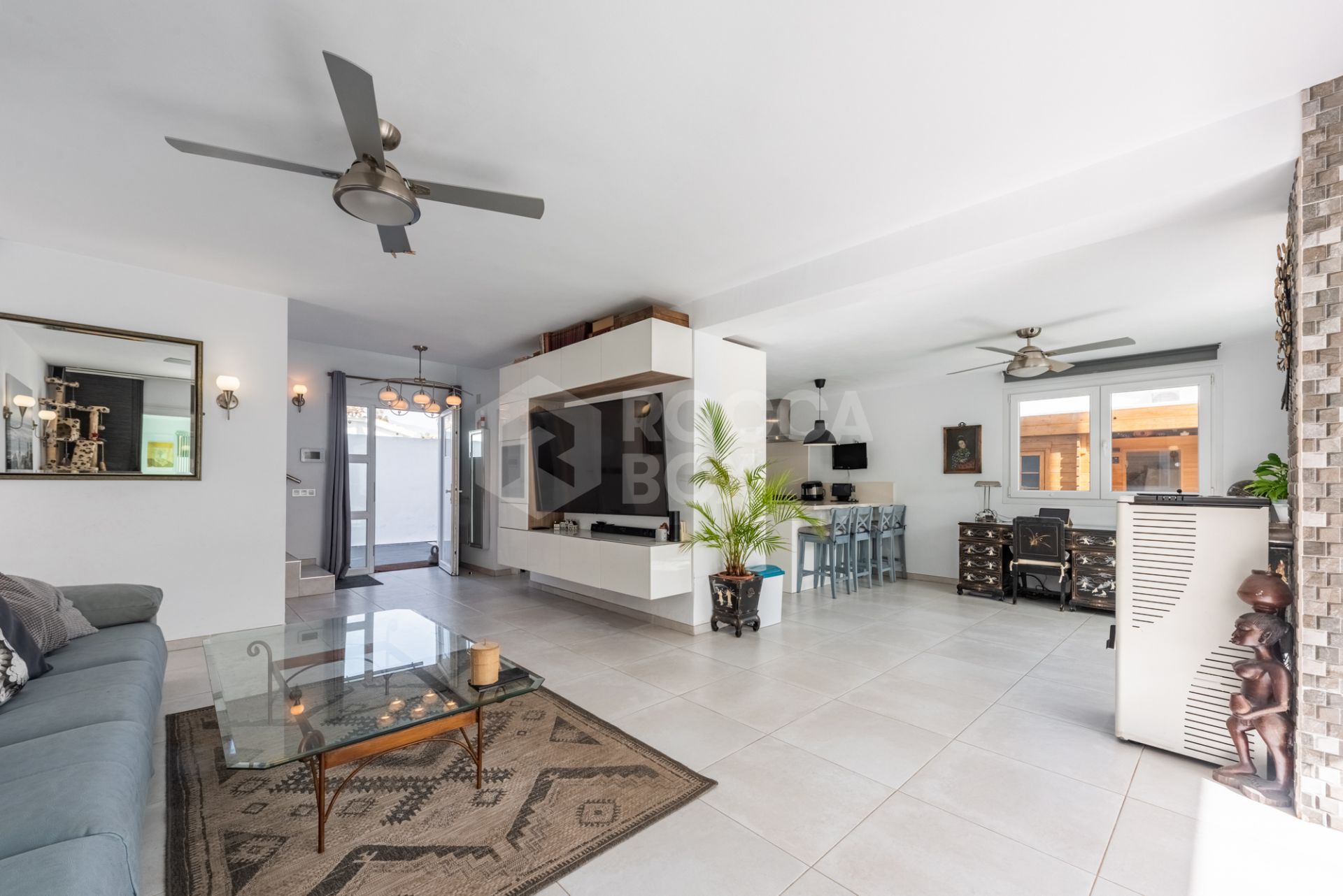 Modern Beachside Villa with Sea Views – New Golden Mile, Estepona