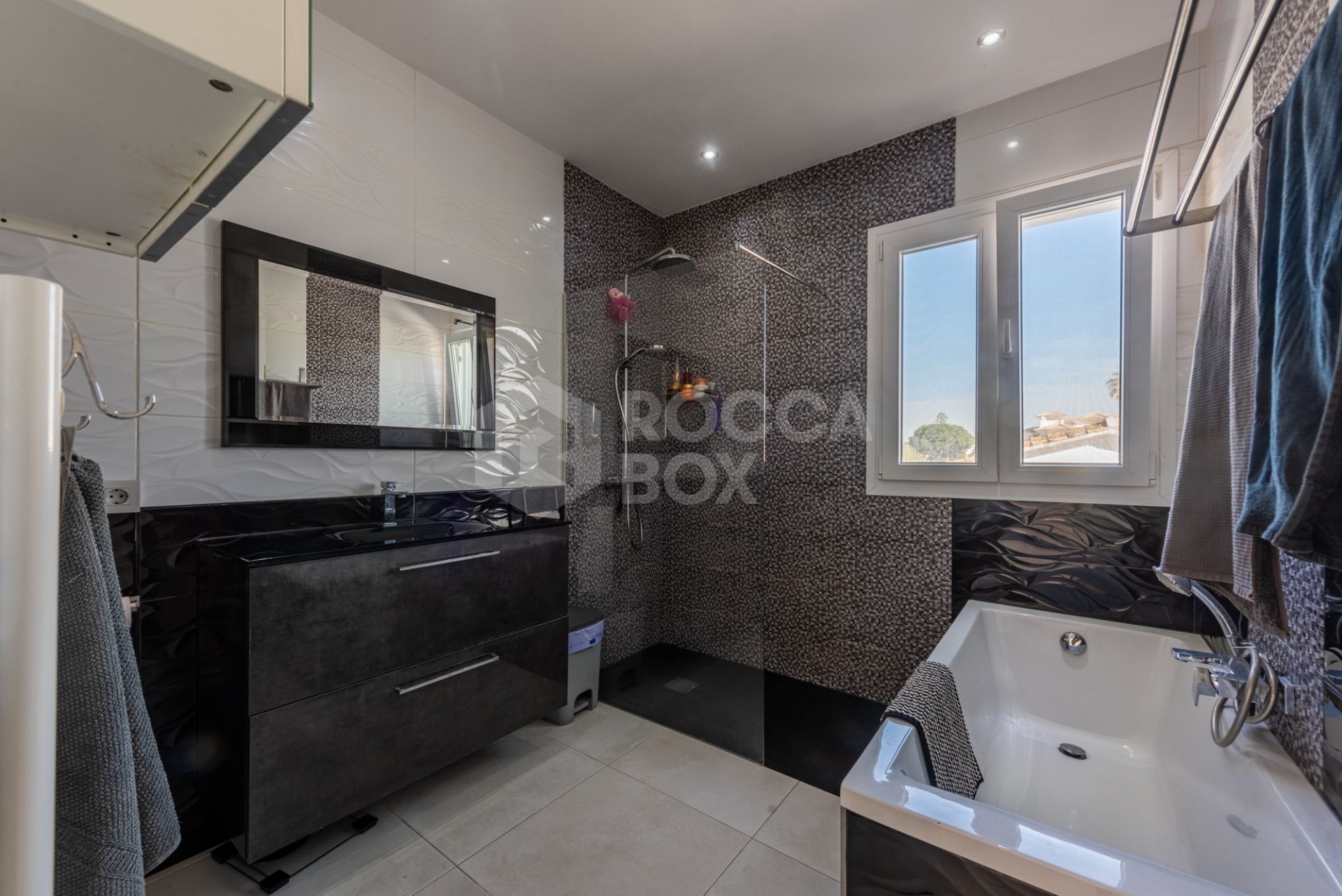 Modern Beachside Villa with Sea Views – New Golden Mile, Estepona