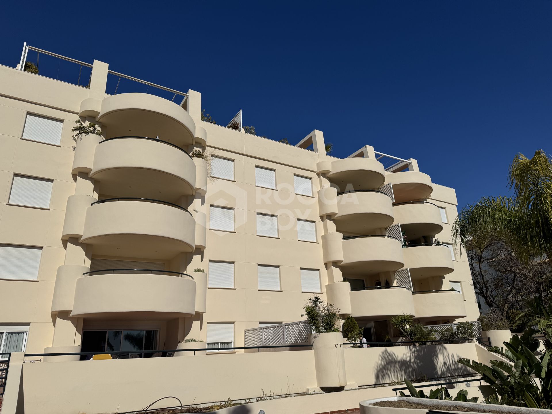 Lovely apartment with sea views situated right on Marbella's Golden Mile!