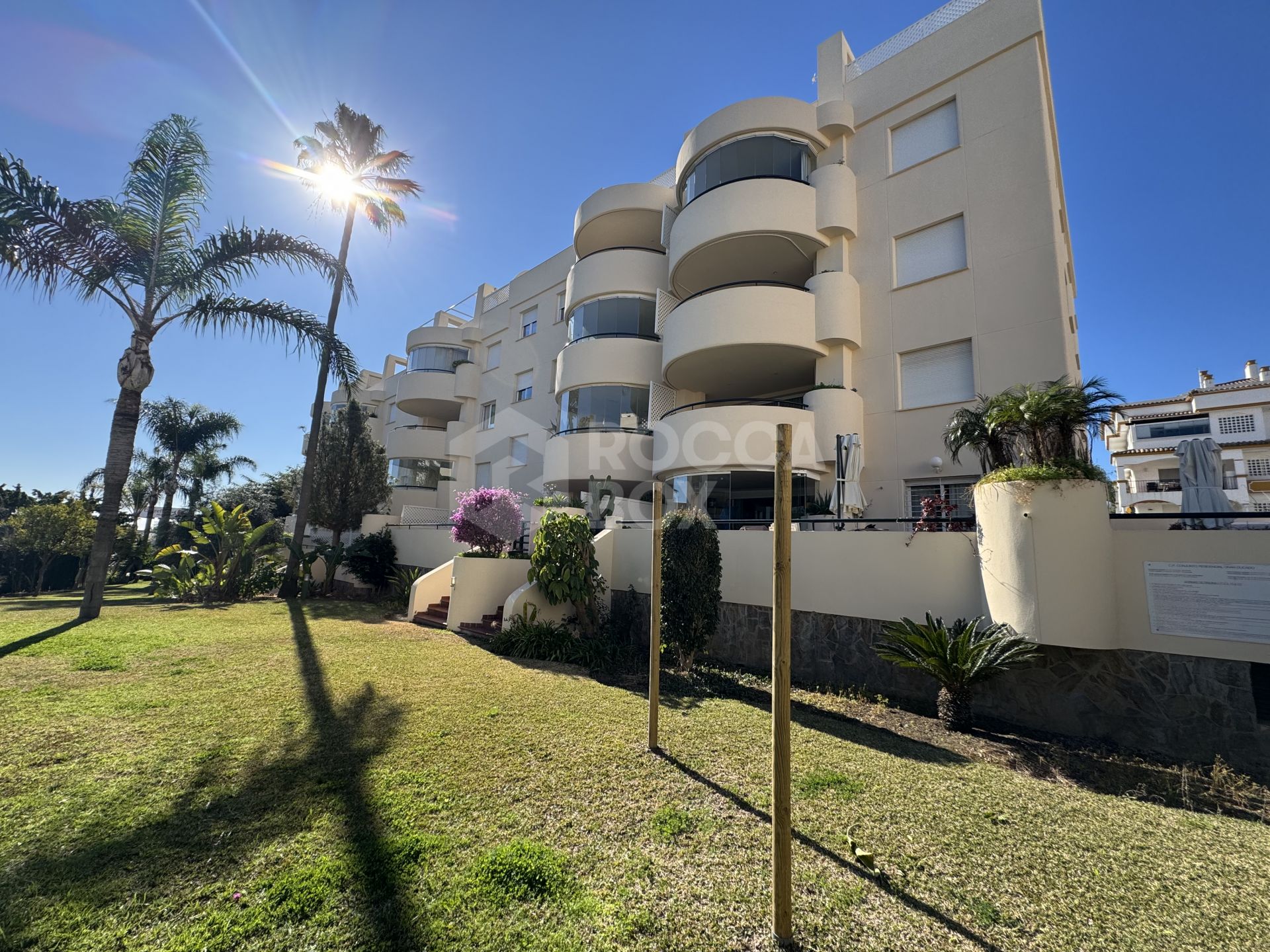 Lovely apartment with sea views situated right on Marbella's Golden Mile!