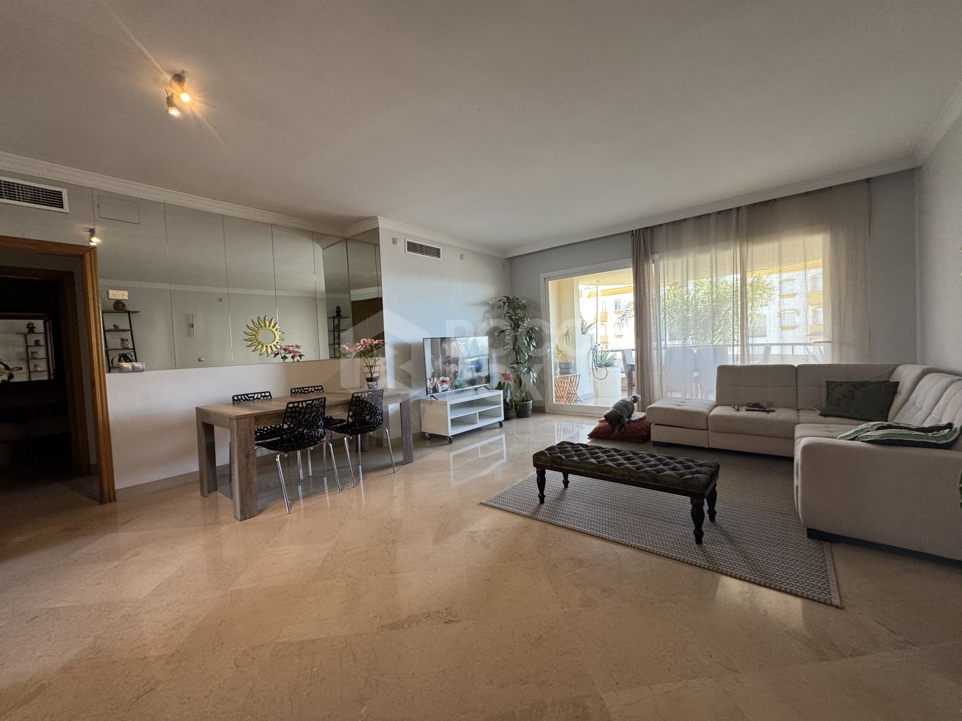 Lovely apartment with sea views situated right on Marbella's Golden Mile!