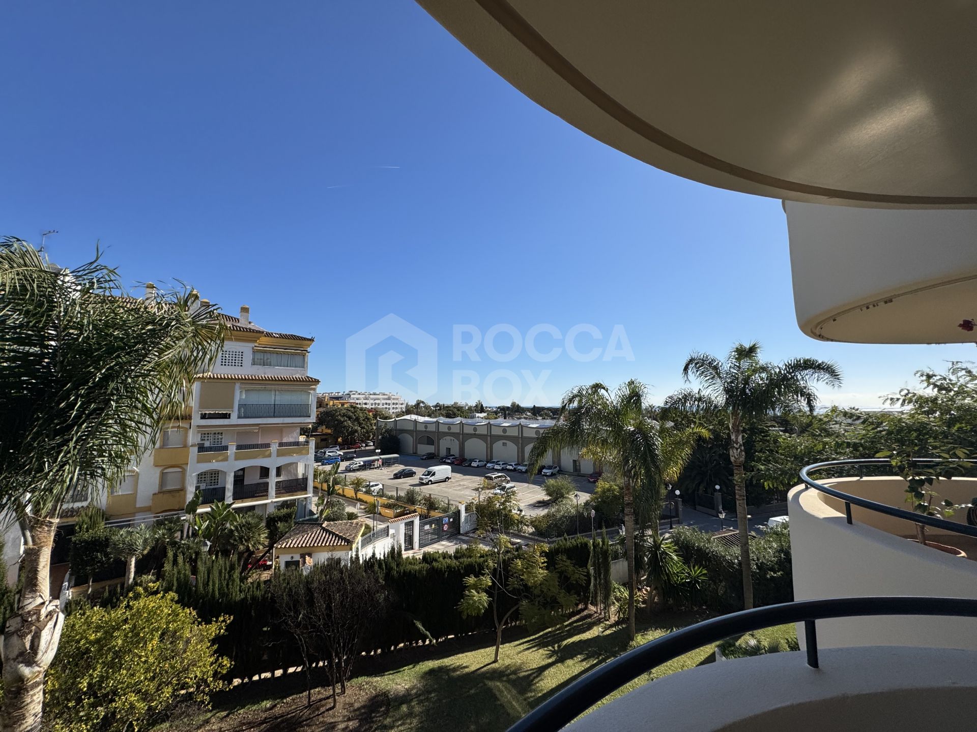 Lovely apartment with sea views situated right on Marbella's Golden Mile!