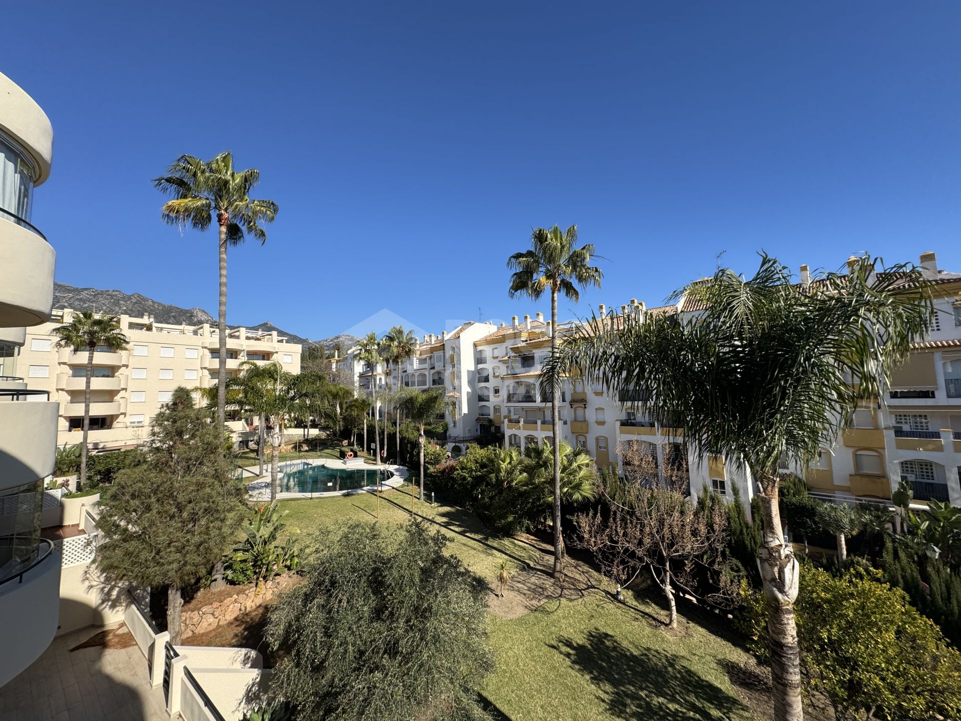 Lovely apartment with sea views situated right on Marbella's Golden Mile!