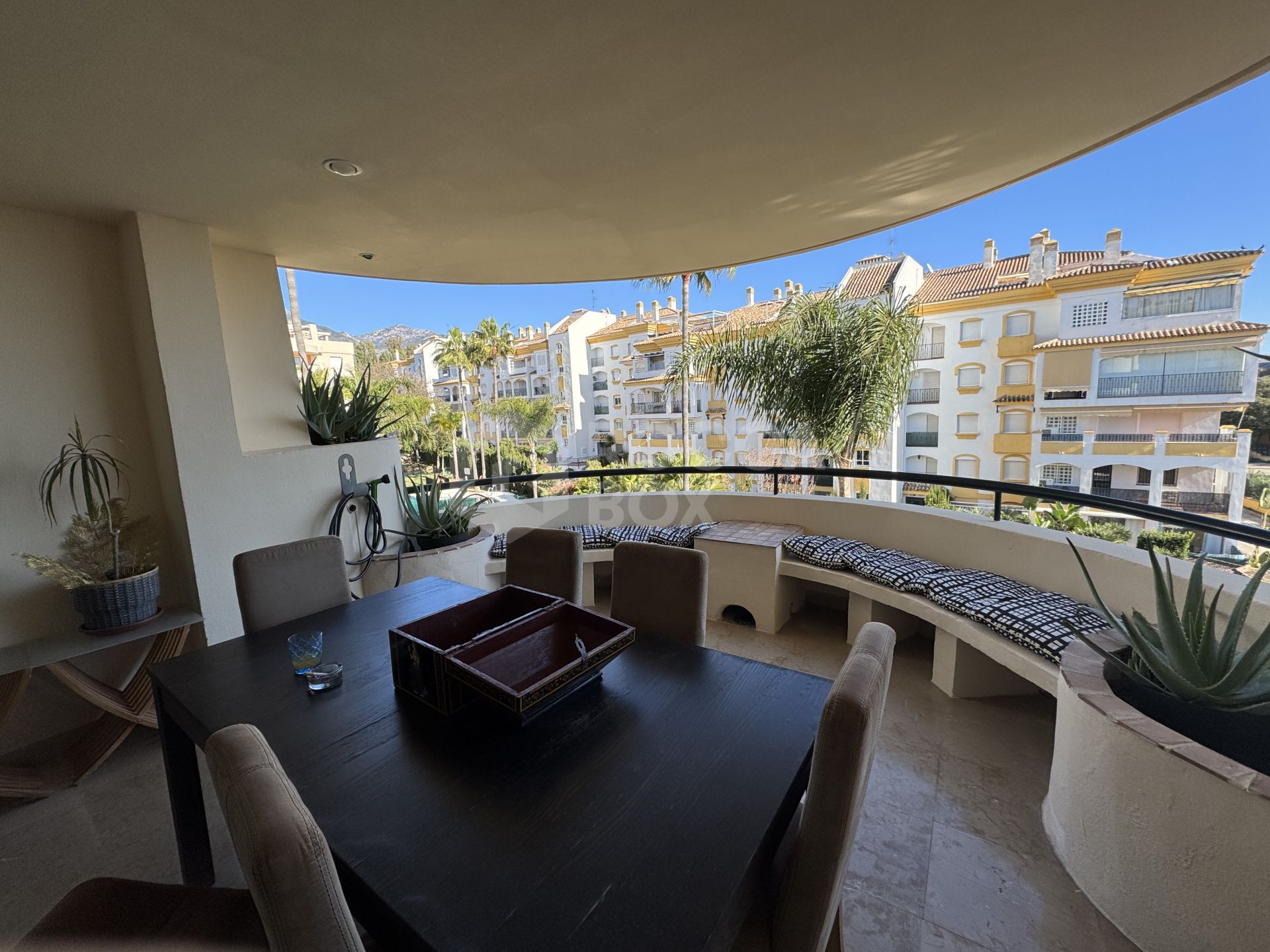 Lovely apartment with sea views situated right on Marbella's Golden Mile!