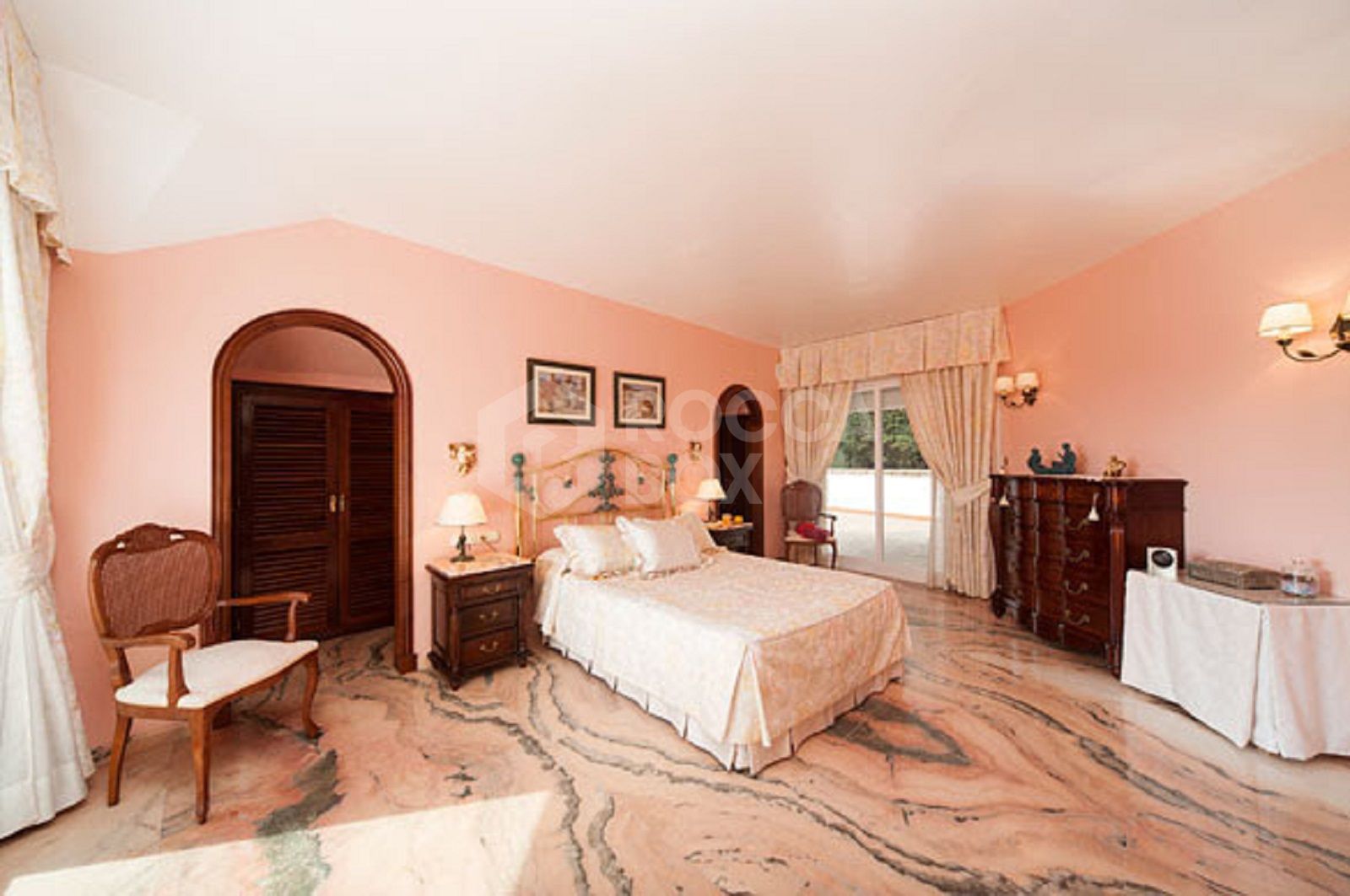 Spacious villa full of character and endless potential in Bel Air, Estepona! Fantastic price and investment!