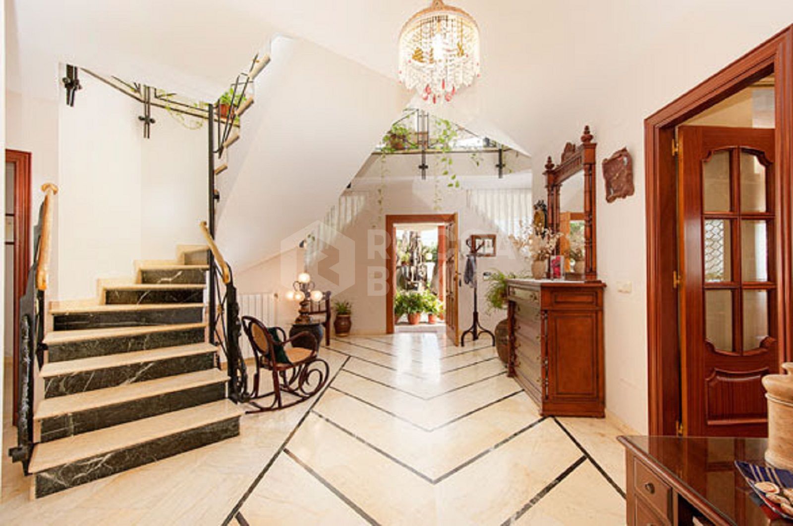 Spacious villa full of character and endless potential in Bel Air, Estepona! Fantastic price and investment!