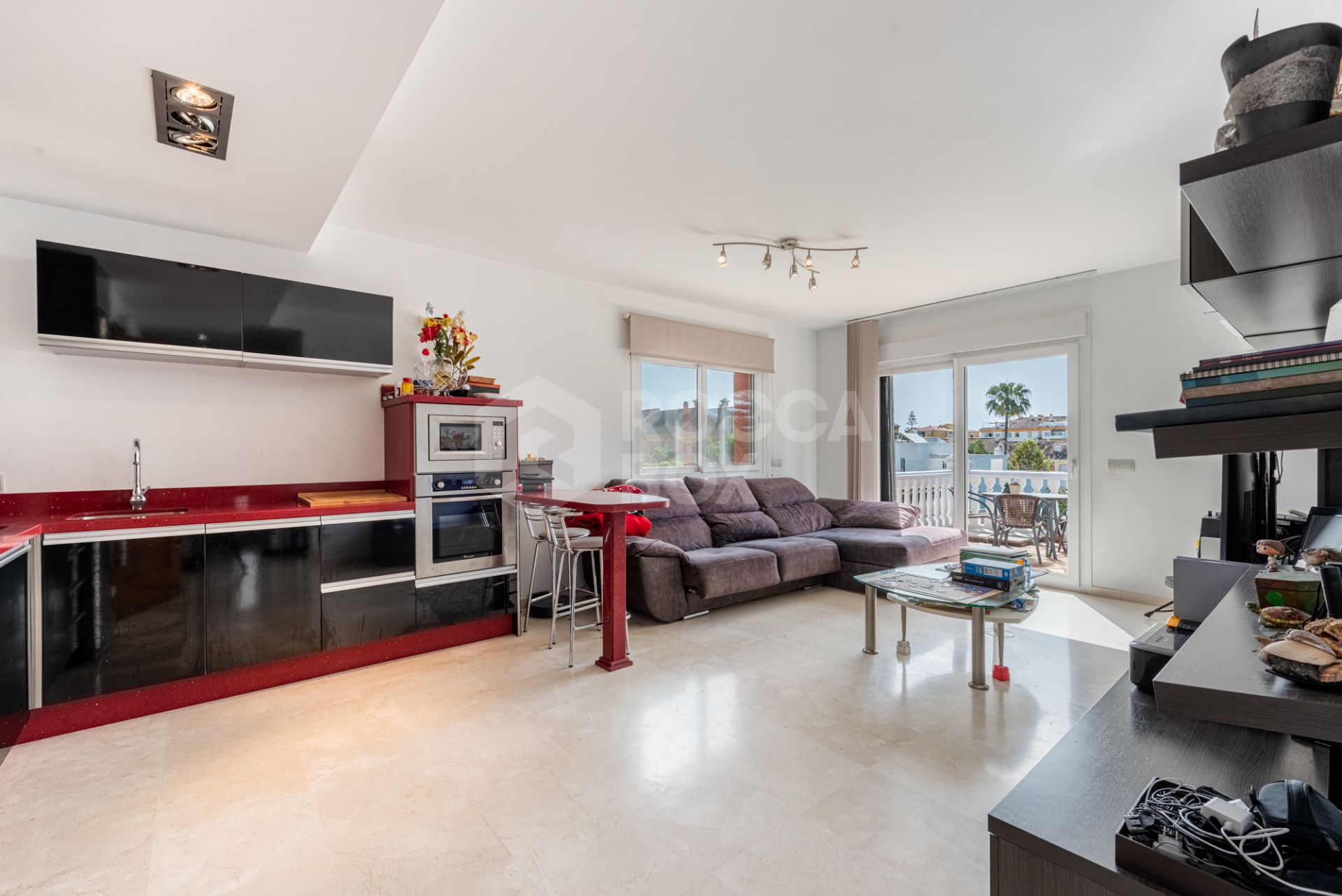 Spacious Villa in central San Pedro! With 3 separate apartments and garage for 10 cars.