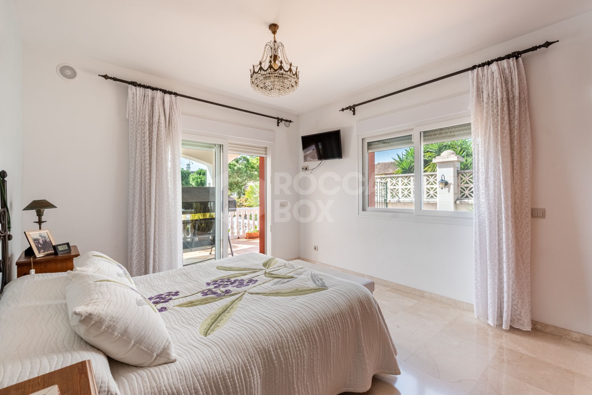 Spacious Villa in central San Pedro! With 3 separate apartments and garage for 10 cars.