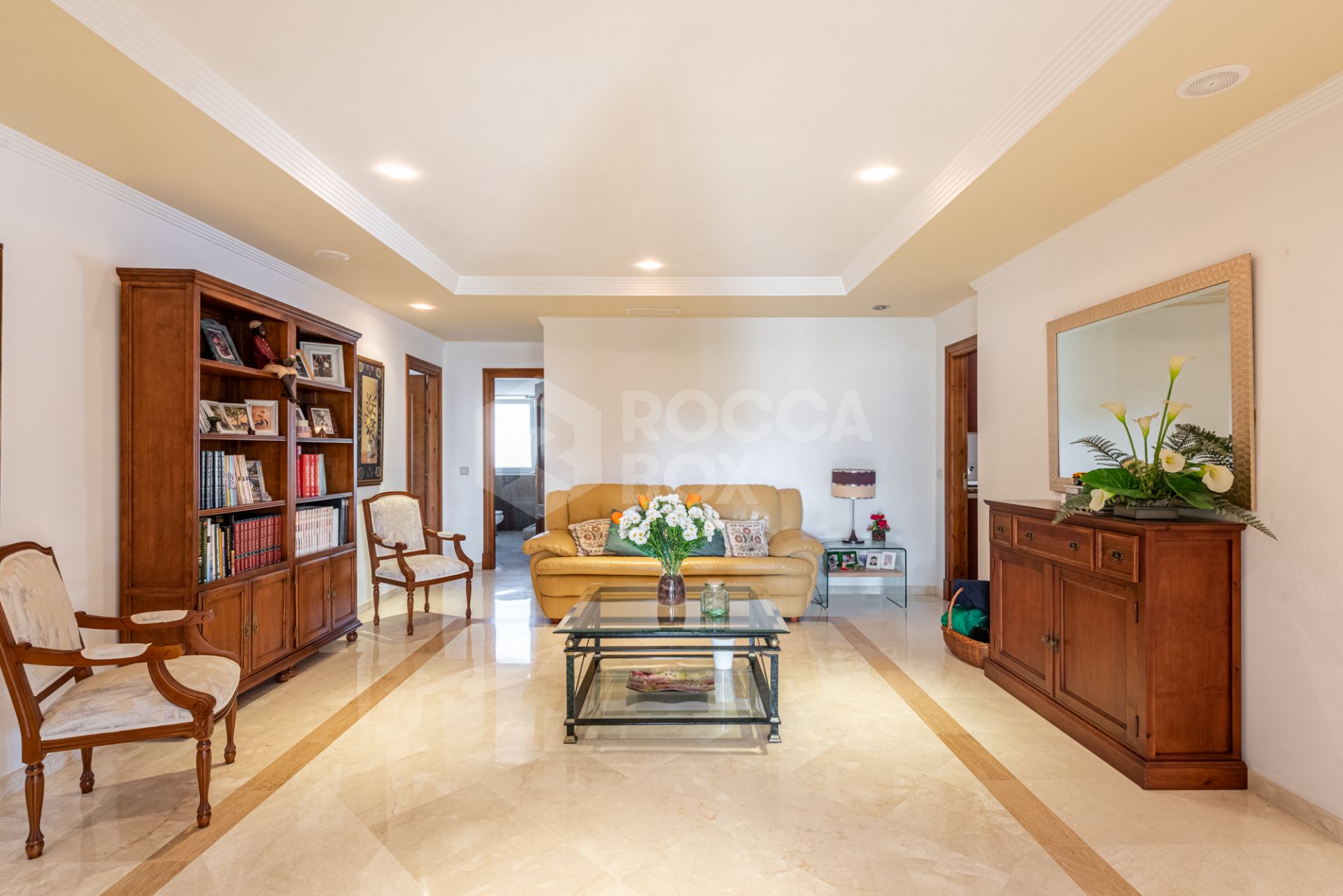 Spacious Villa in central San Pedro! With 3 separate apartments and garage for 10 cars.