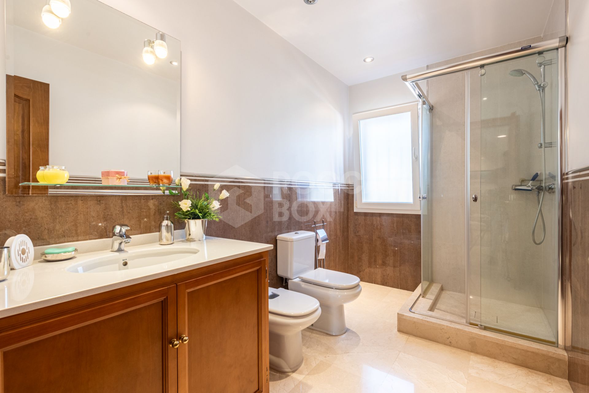 Spacious Villa in central San Pedro! With 3 separate apartments and garage for 10 cars.