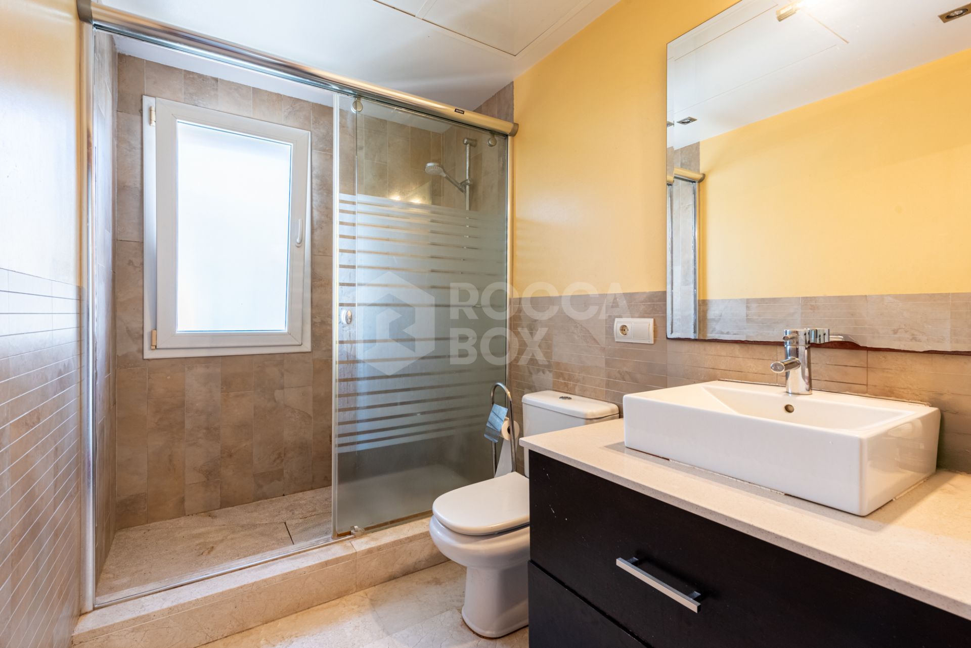 Spacious Villa in central San Pedro! With 3 separate apartments and garage for 10 cars.