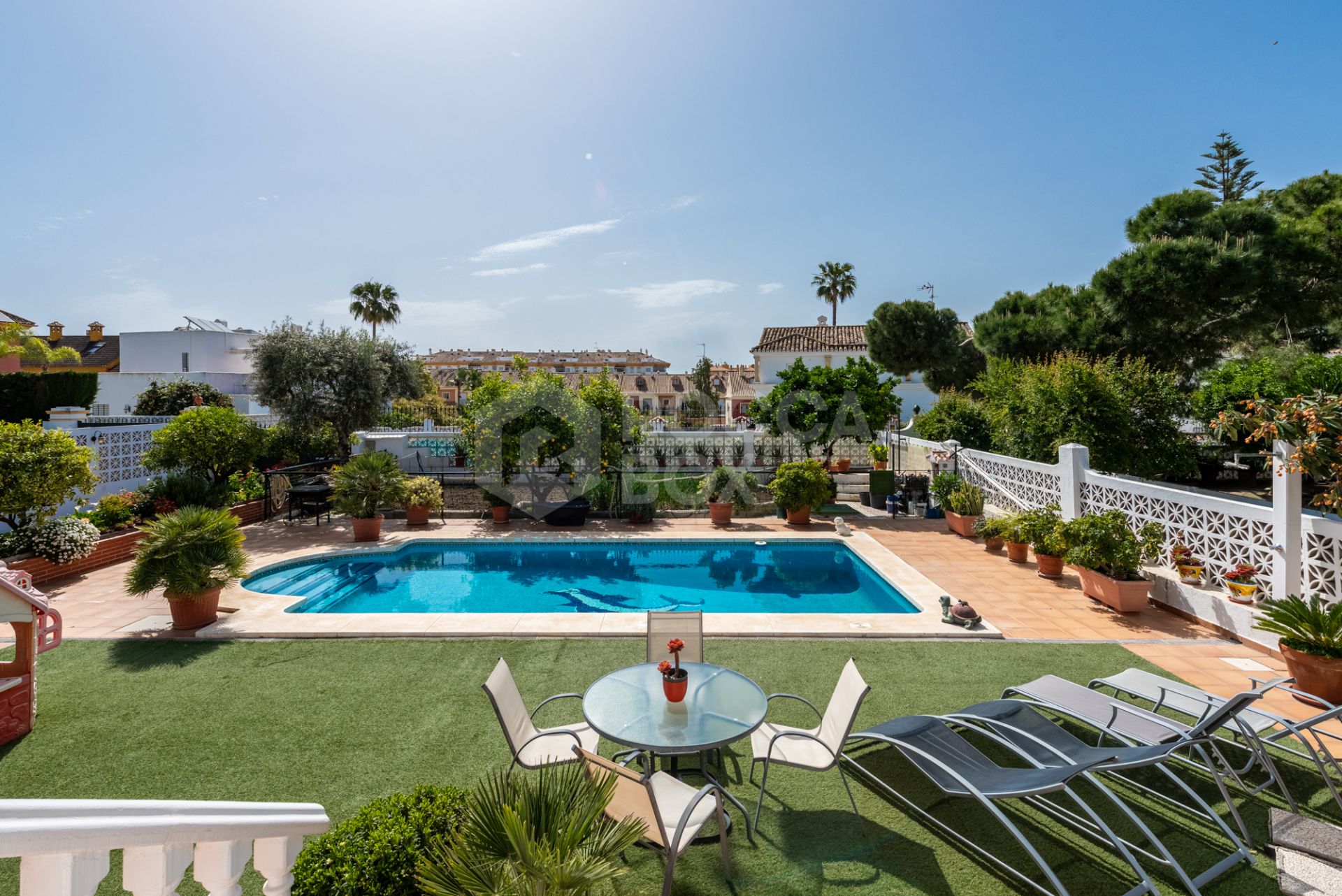 Spacious Villa in central San Pedro! With 3 separate apartments and garage for 10 cars.