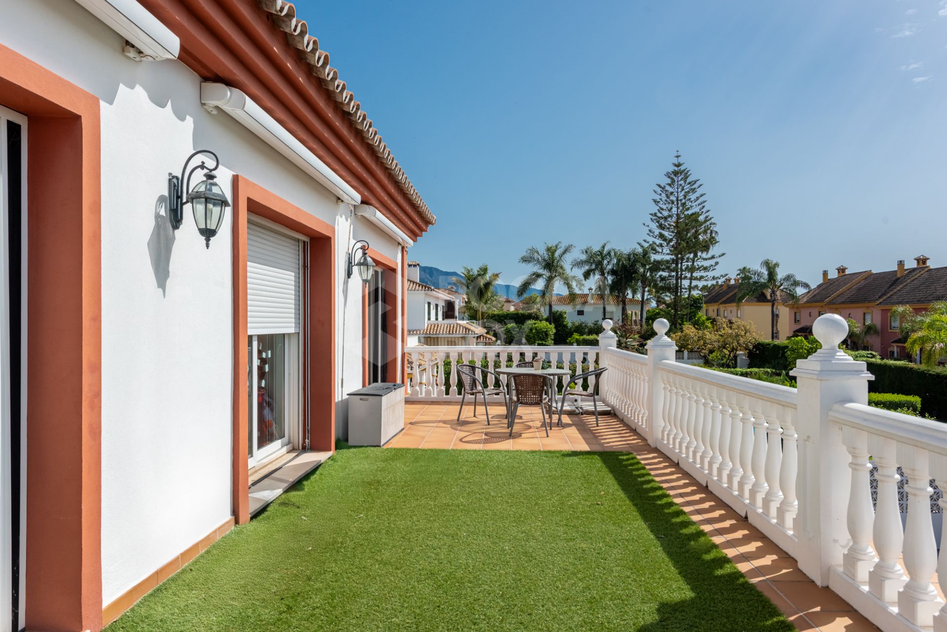 Spacious Villa in central San Pedro! With 3 separate apartments and garage for 10 cars.