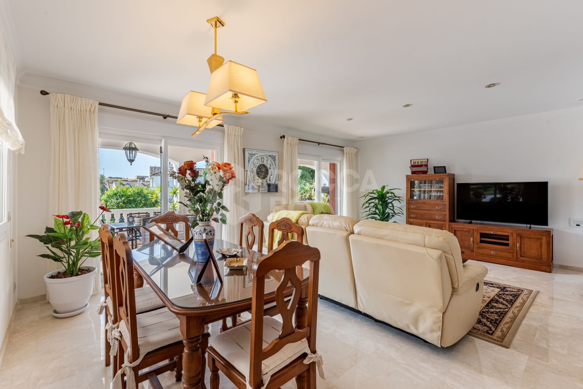Spacious Villa in central San Pedro! With 3 separate apartments and garage for 10 cars.