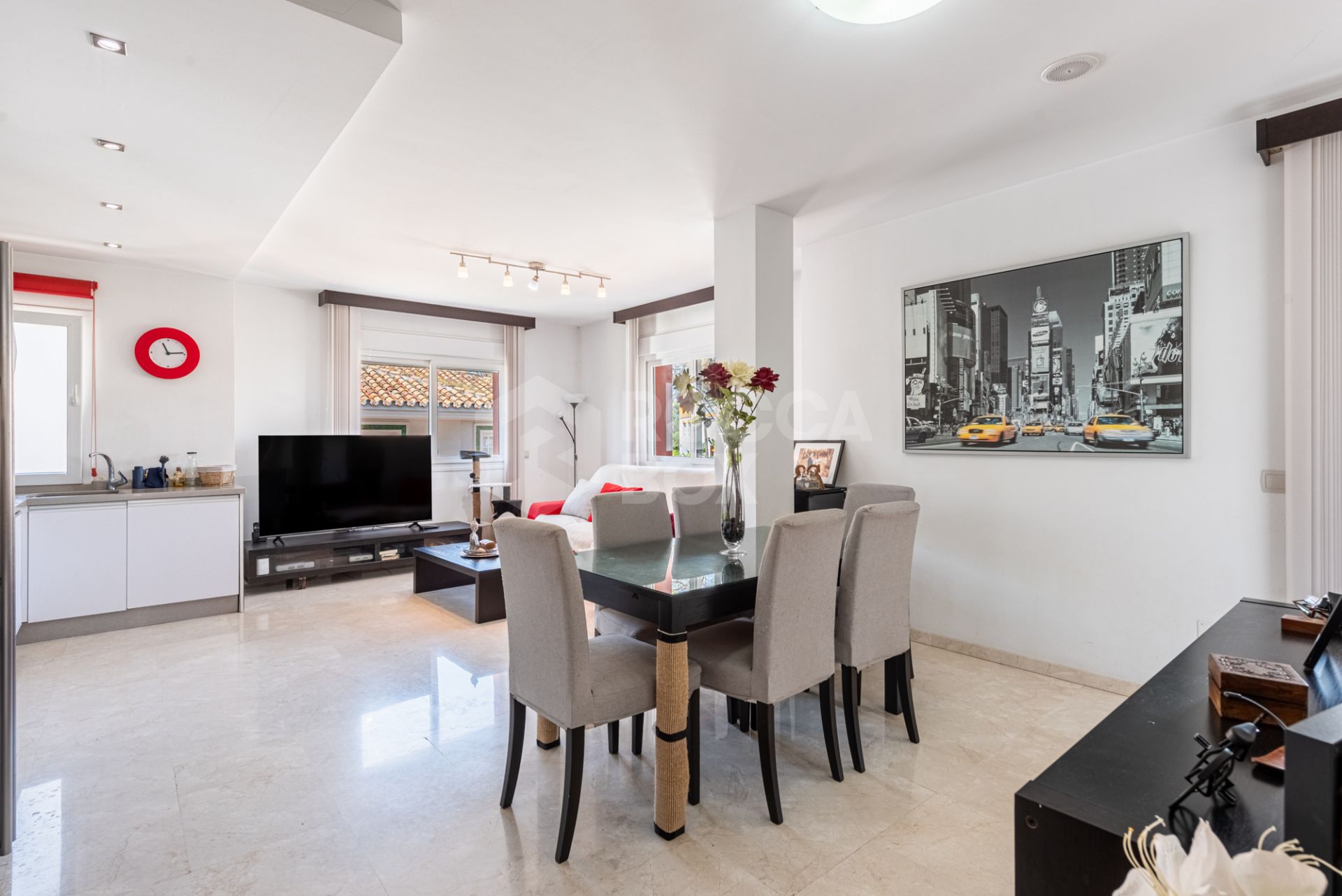 Spacious Villa in central San Pedro! With 3 separate apartments and garage for 10 cars.