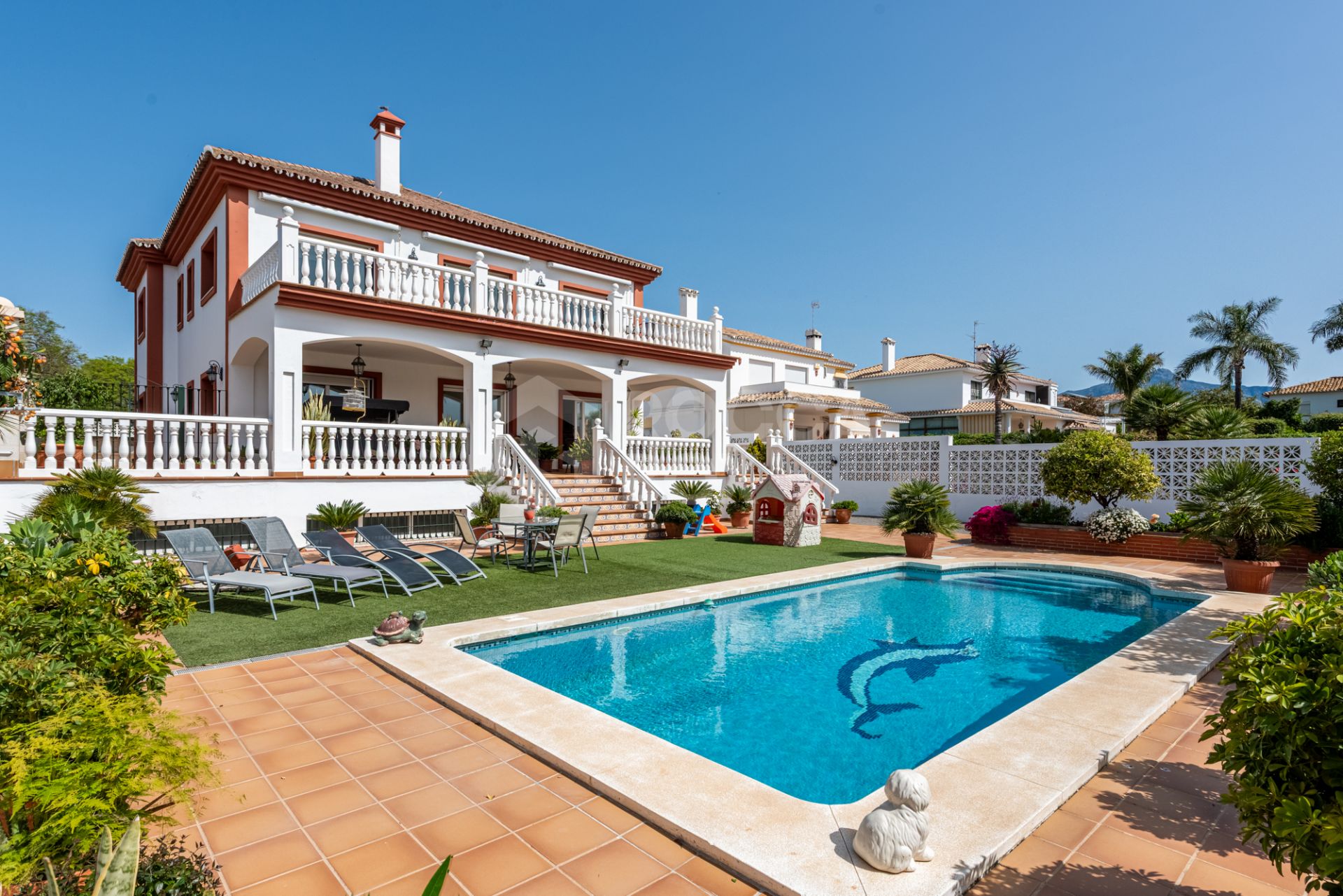 Spacious Villa in central San Pedro! With 3 separate apartments and garage for 10 cars.