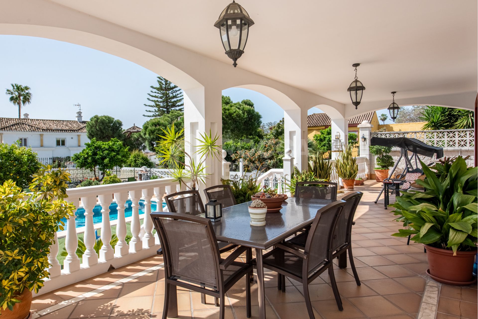 Spacious Villa in central San Pedro! With 3 separate apartments and garage for 10 cars.