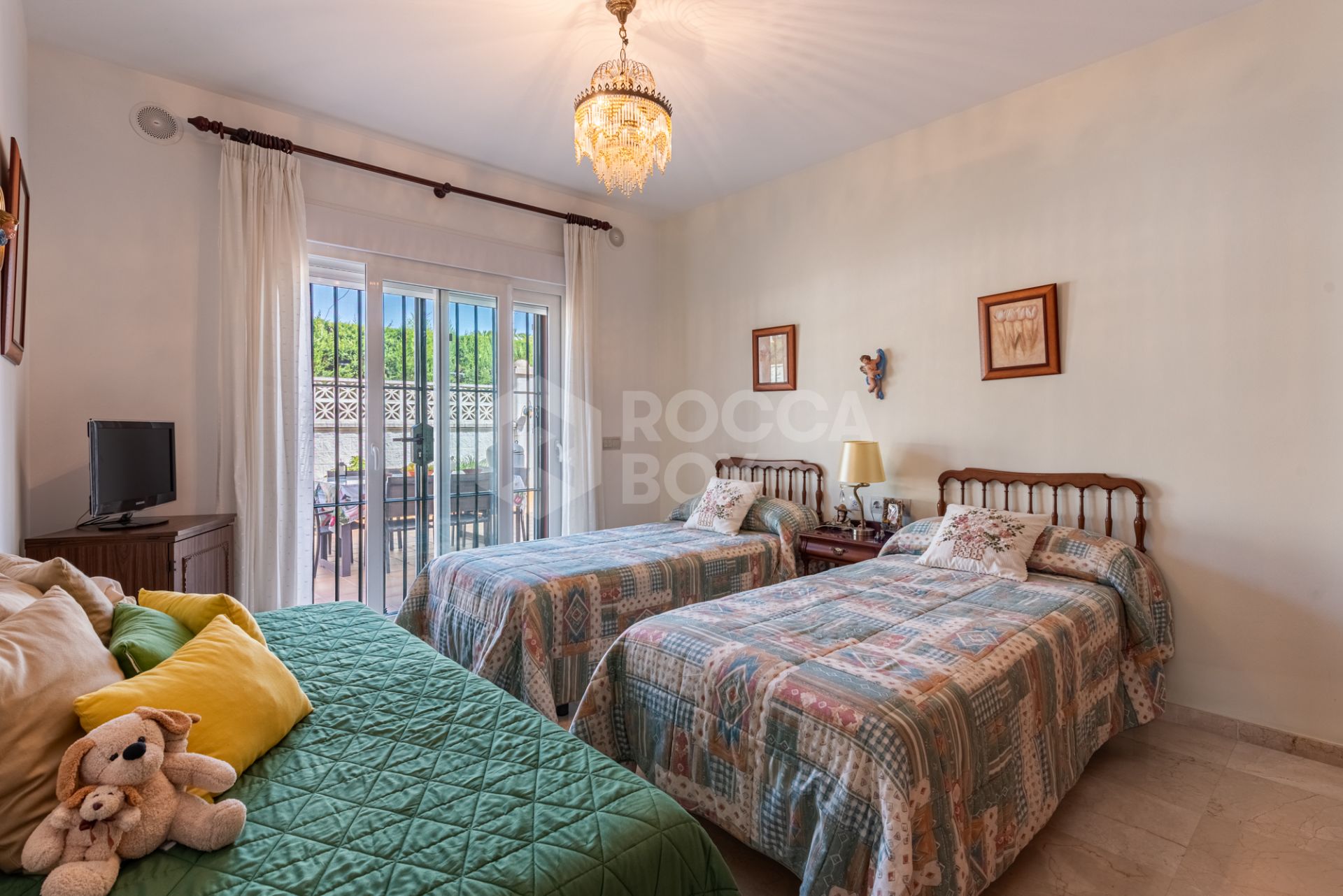 Spacious Villa in central San Pedro! With 3 separate apartments and garage for 10 cars.
