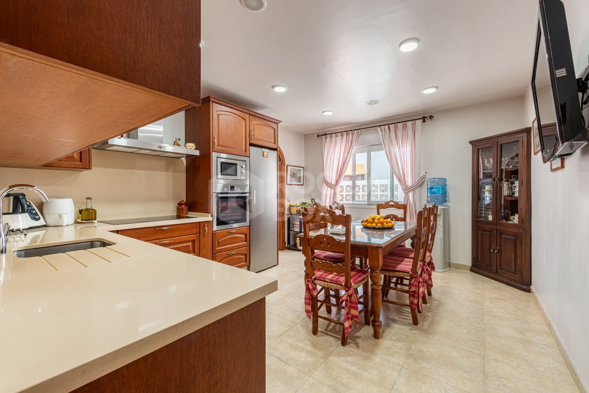 Spacious Villa in central San Pedro! With 3 separate apartments and garage for 10 cars.